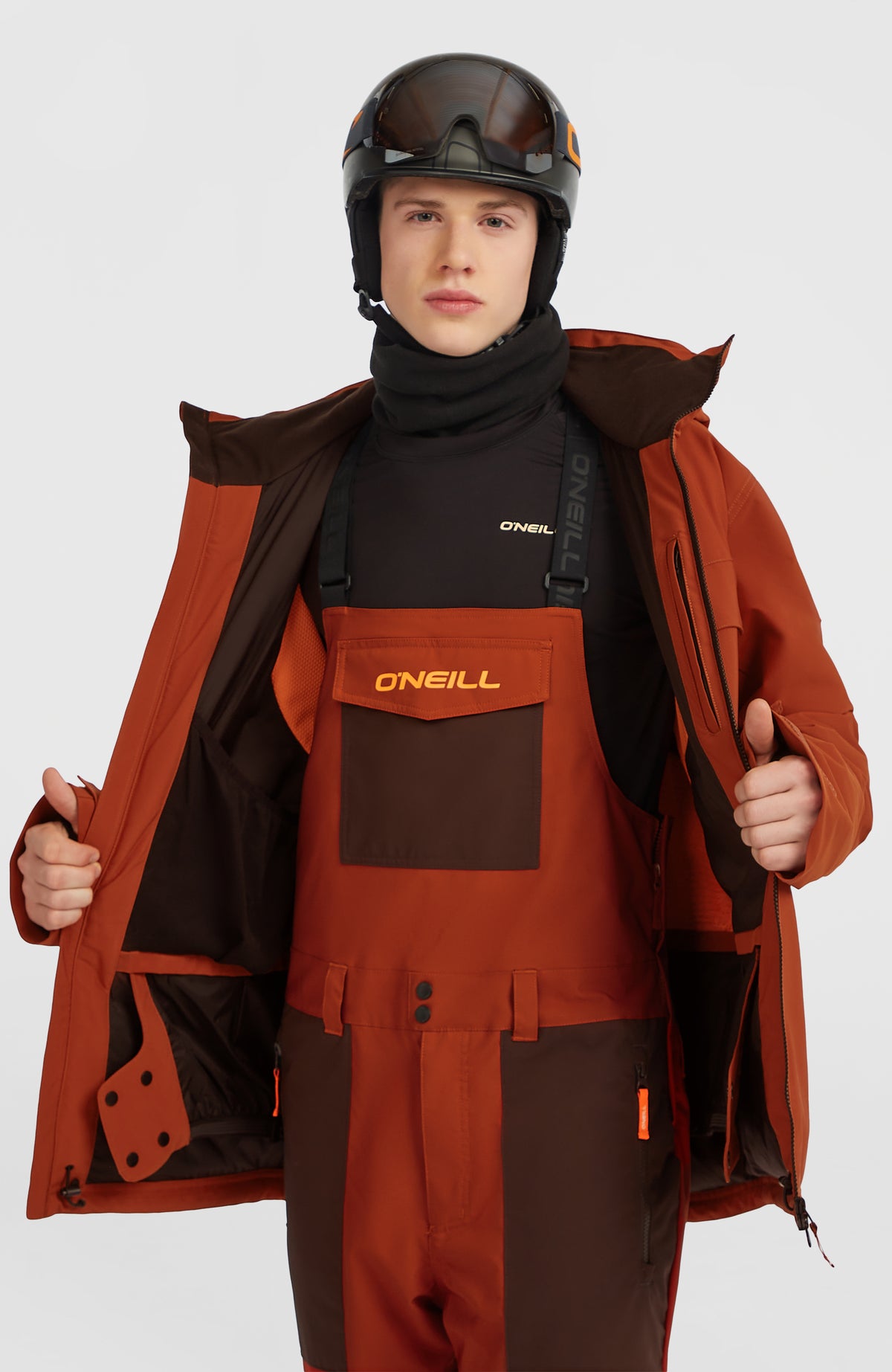 FWC'Peak Skijacke für Herren, orange, Vorderansicht am Model mit geöffneter Jacke und Blick auf den Schneefang