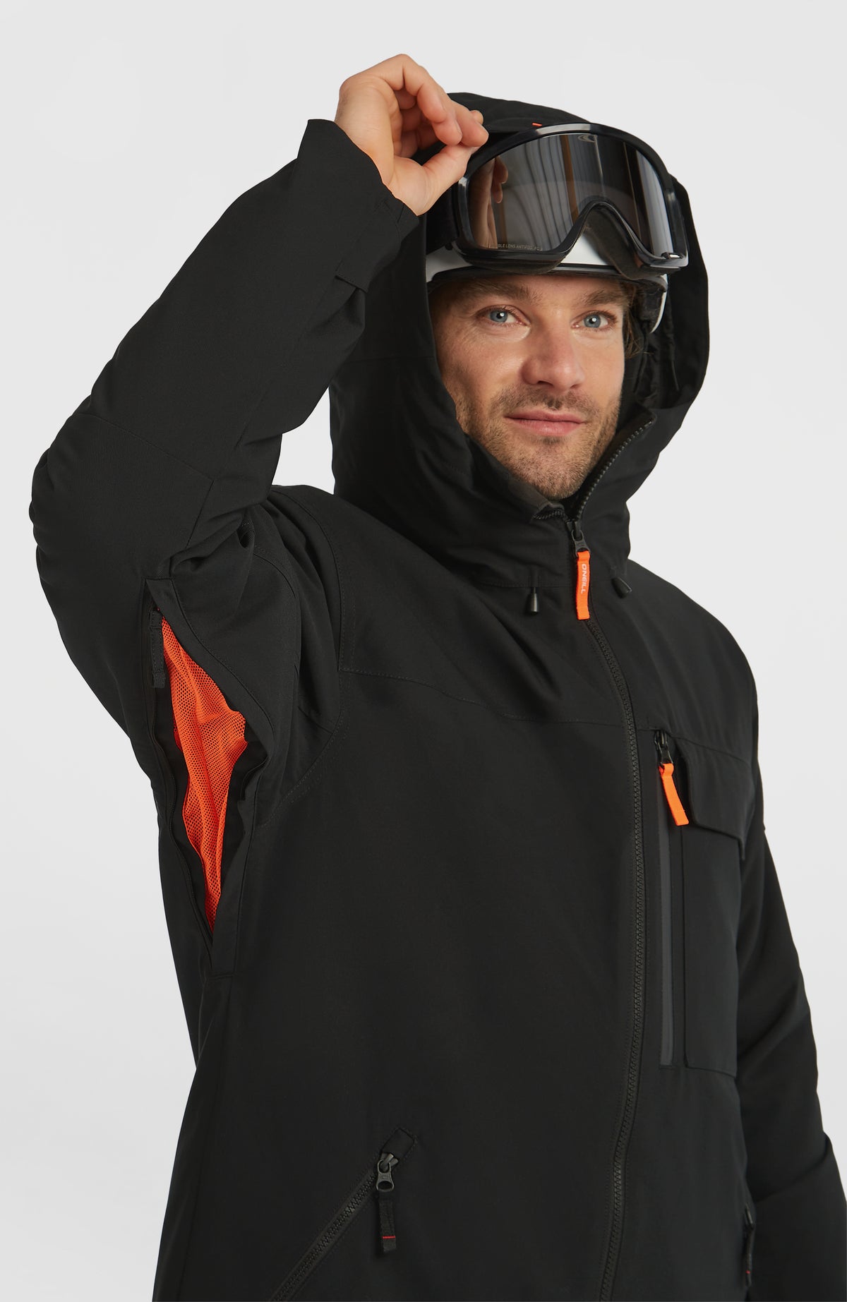 FWC'Peak Skijacke für Herren, schwarz, am Model mit geöffnetem Belüftungsreißverschluss