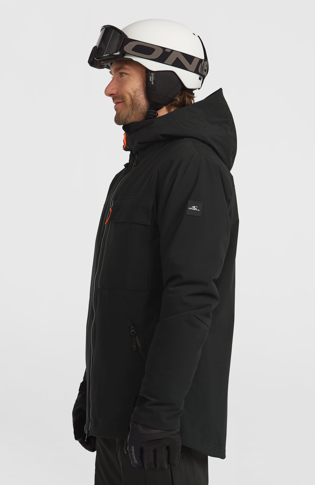 FWC'Peak Skijacke für Herren, schwarz, Seitenansicht am Model mit Logo-Badge am Ärmel