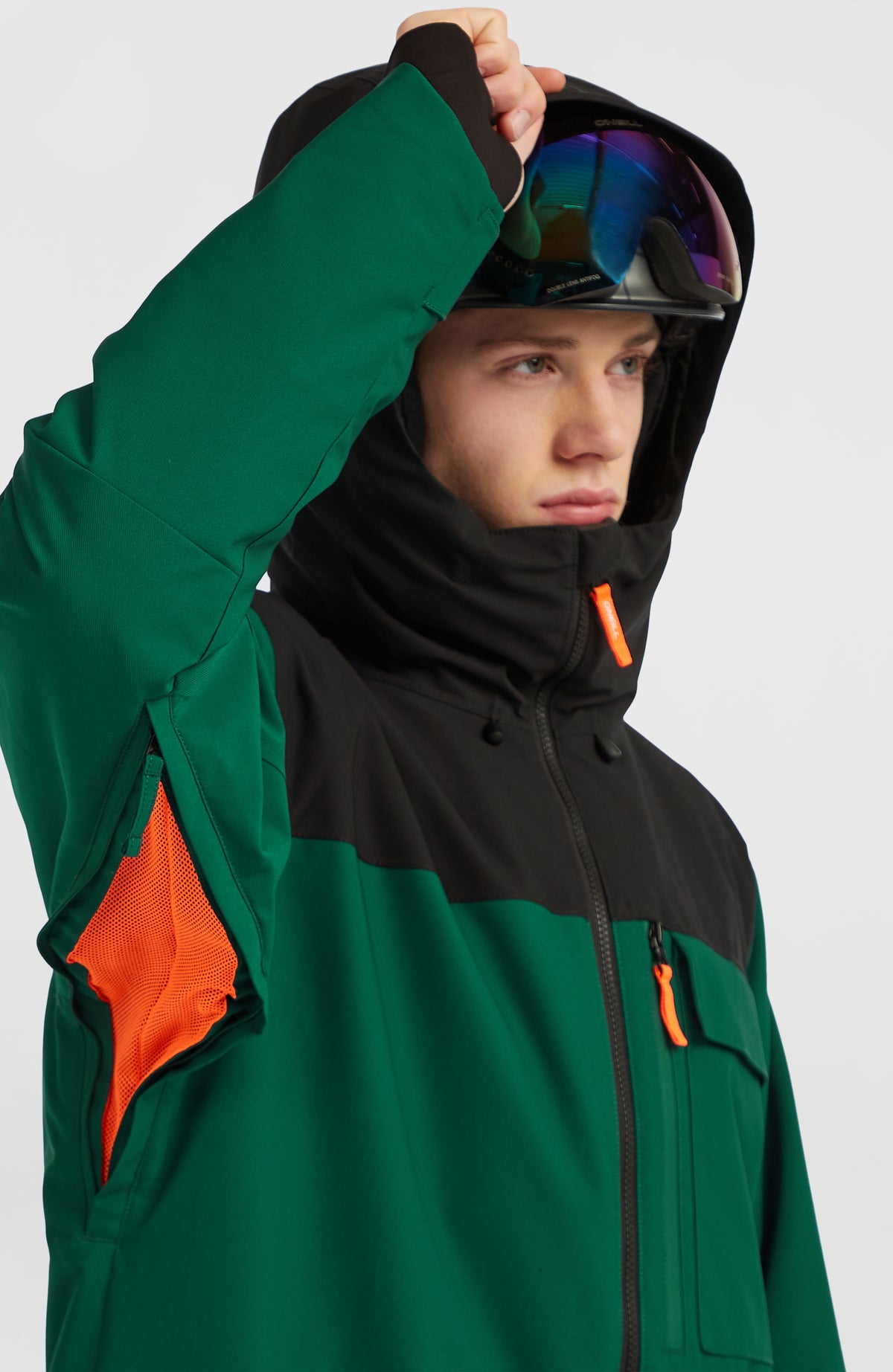 FWC'Peak Skijacke für Herren, grün, Detailansicht am Model mit geöffnetem Belüftungsschlitz am Ärmel