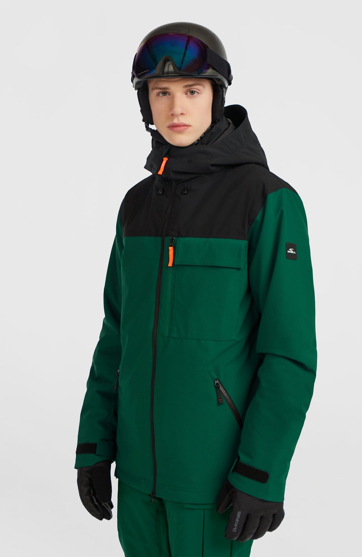 FWC'Peak Skijacke für Herren, grün, Halbprofilansicht getragen am Model mit Logo-Badge am Ärmel