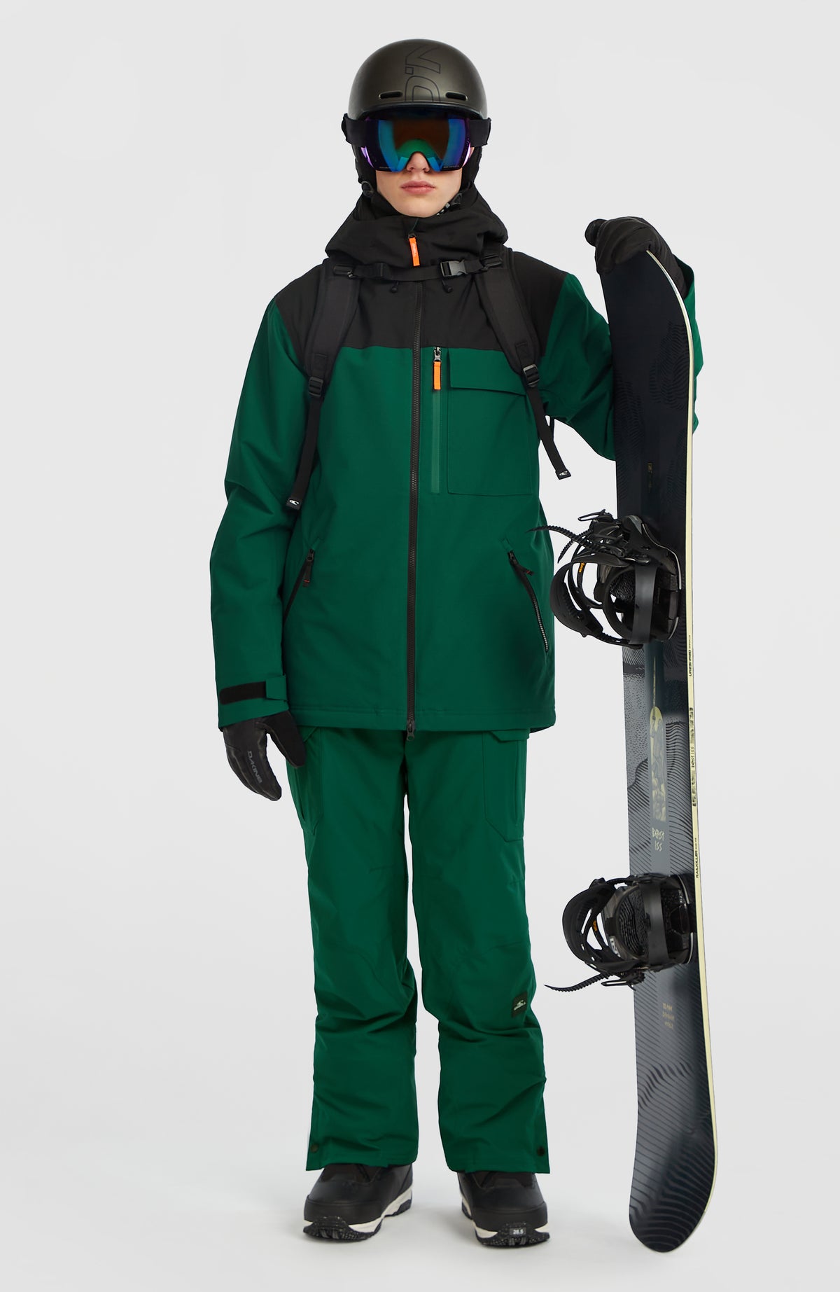 FWC'Peak Skijacke für Herren, grün, Ganzkörperansicht getragen am Model mit Snowboard und Rucksack