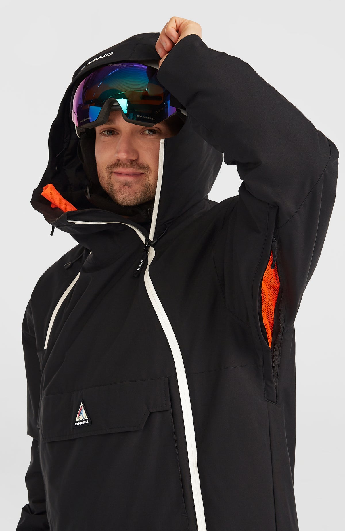 Schwarze FWC'Play Asymmetric Jacke für Herren, am Model, geöffnete Belüftung mit orangefarbenem Mesh