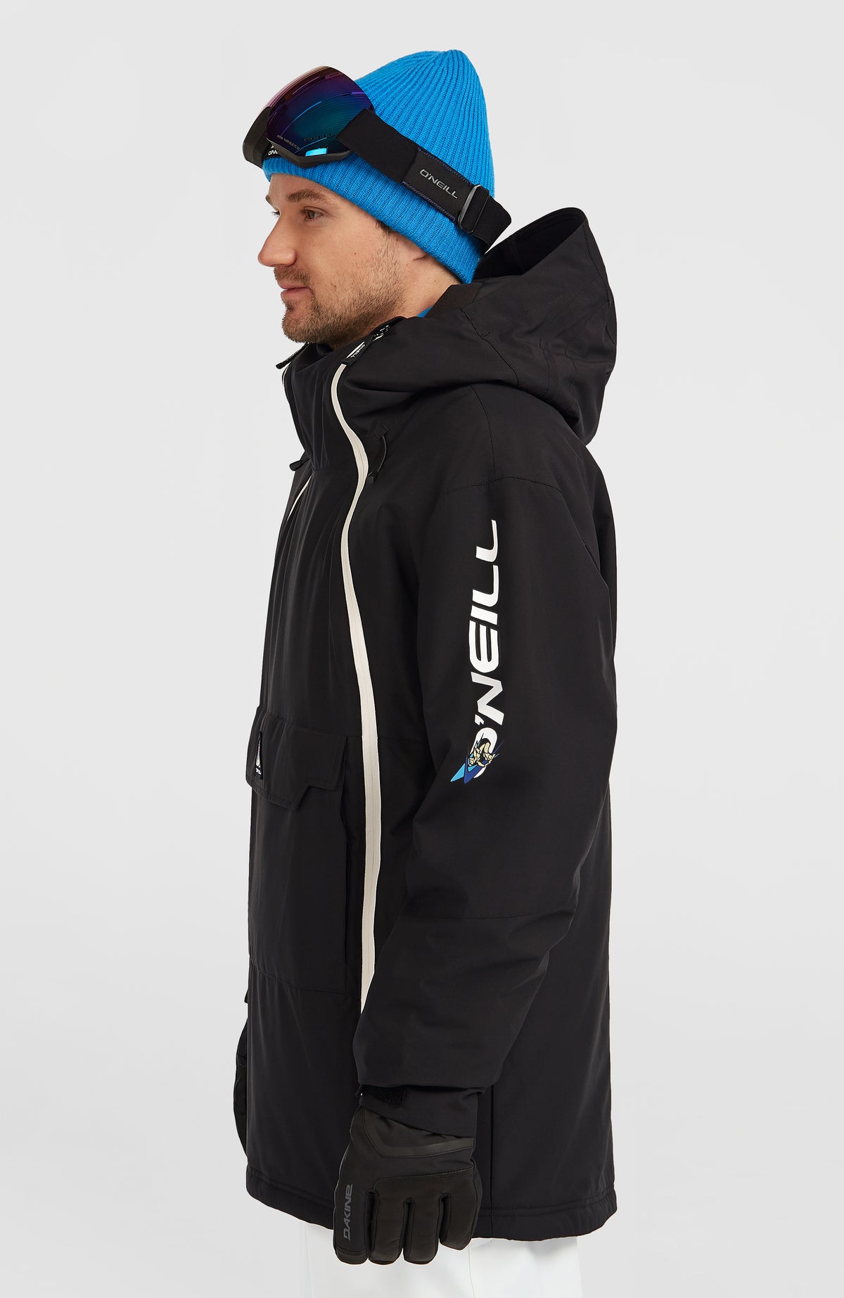 Schwarze FWC'Play Asymmetric Jacke für Herren, Seitenansicht am Model mit weißem Logo-Print am Ärmel