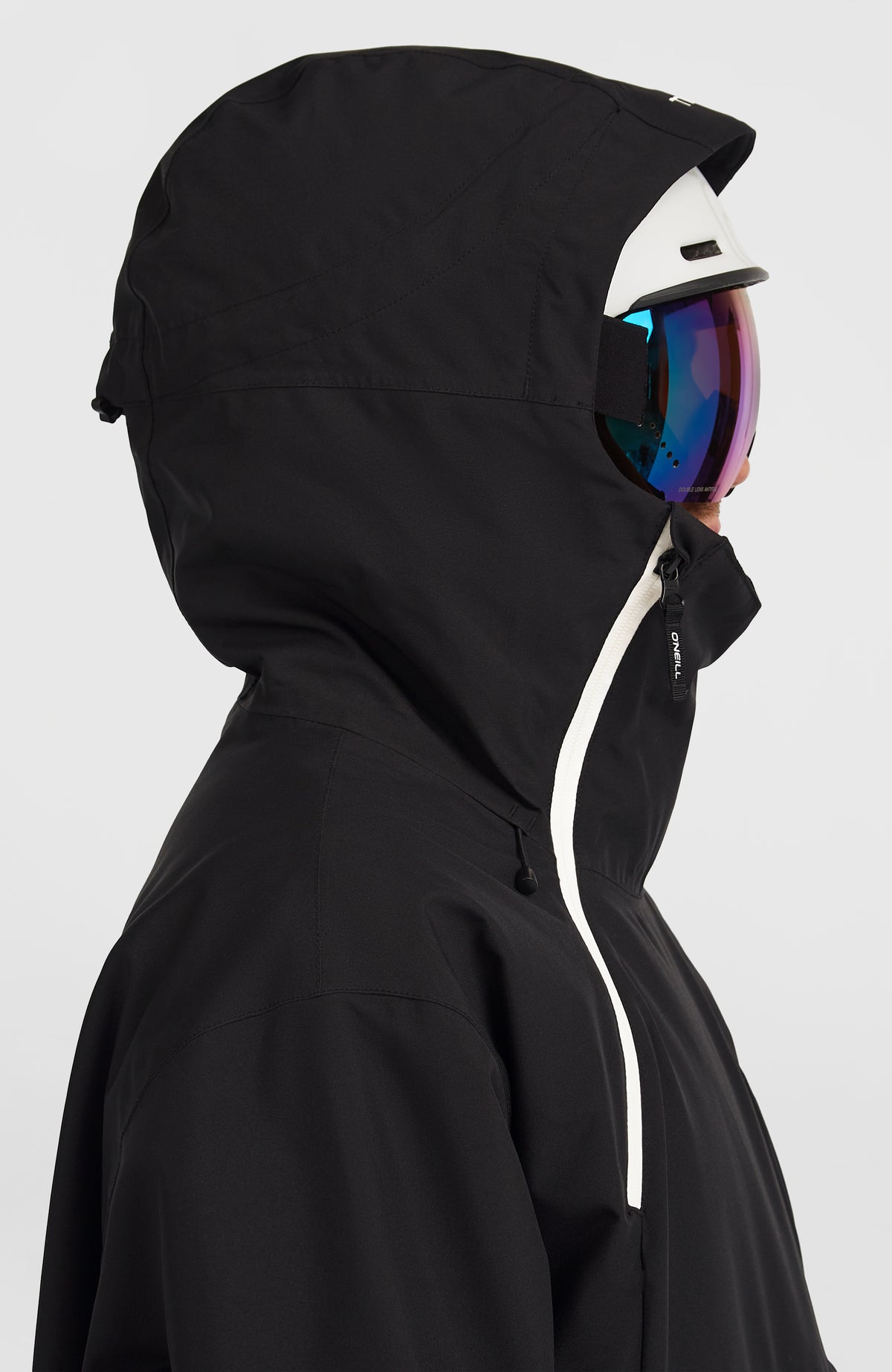 Schwarze FWC'Play Asymmetric Jacke für Herren, Seitenansicht am Model mit geschlossener Kapuze