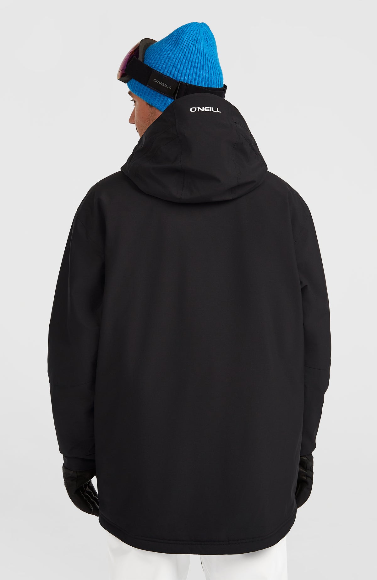 Schwarze FWC'Play Asymmetric Jacke für Herren, Rückansicht am Model mit Logo-Print an der Kapuze