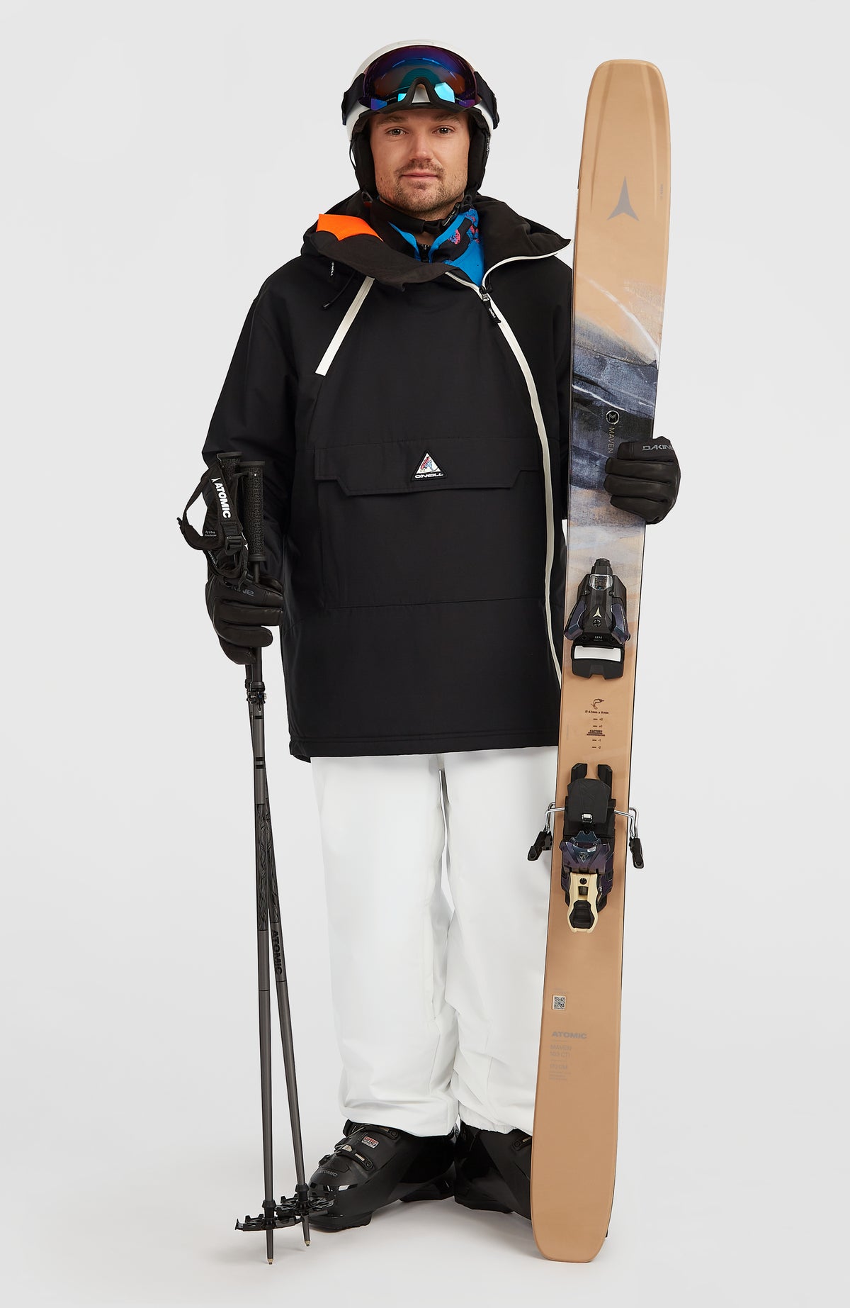 Schwarze FWC'Play Asymmetric Jacke für Herren, Ganzkörperansicht am Model von vorne mit Skiausrüstung