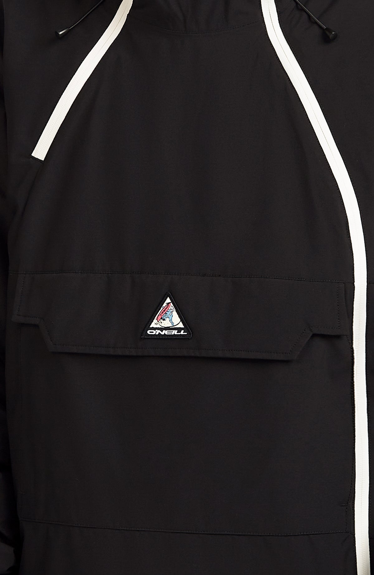 Nahaufnahme der Kängurutasche mit Logo-Badge der schwarzen FWC'Play Asymmetric Jacke für Herren