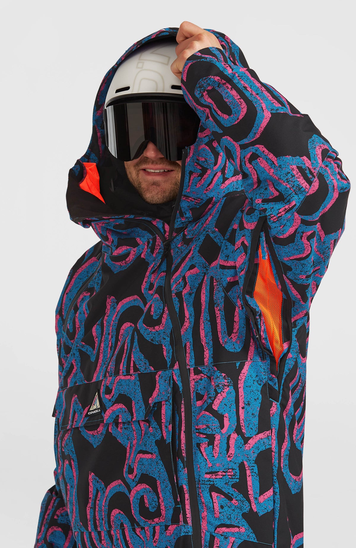 Pinke FWC'Play Asymmetric Ski- und Snowboardjacke, Halbprofil am Model mit geöffnetem Belüftungsreißverschluss