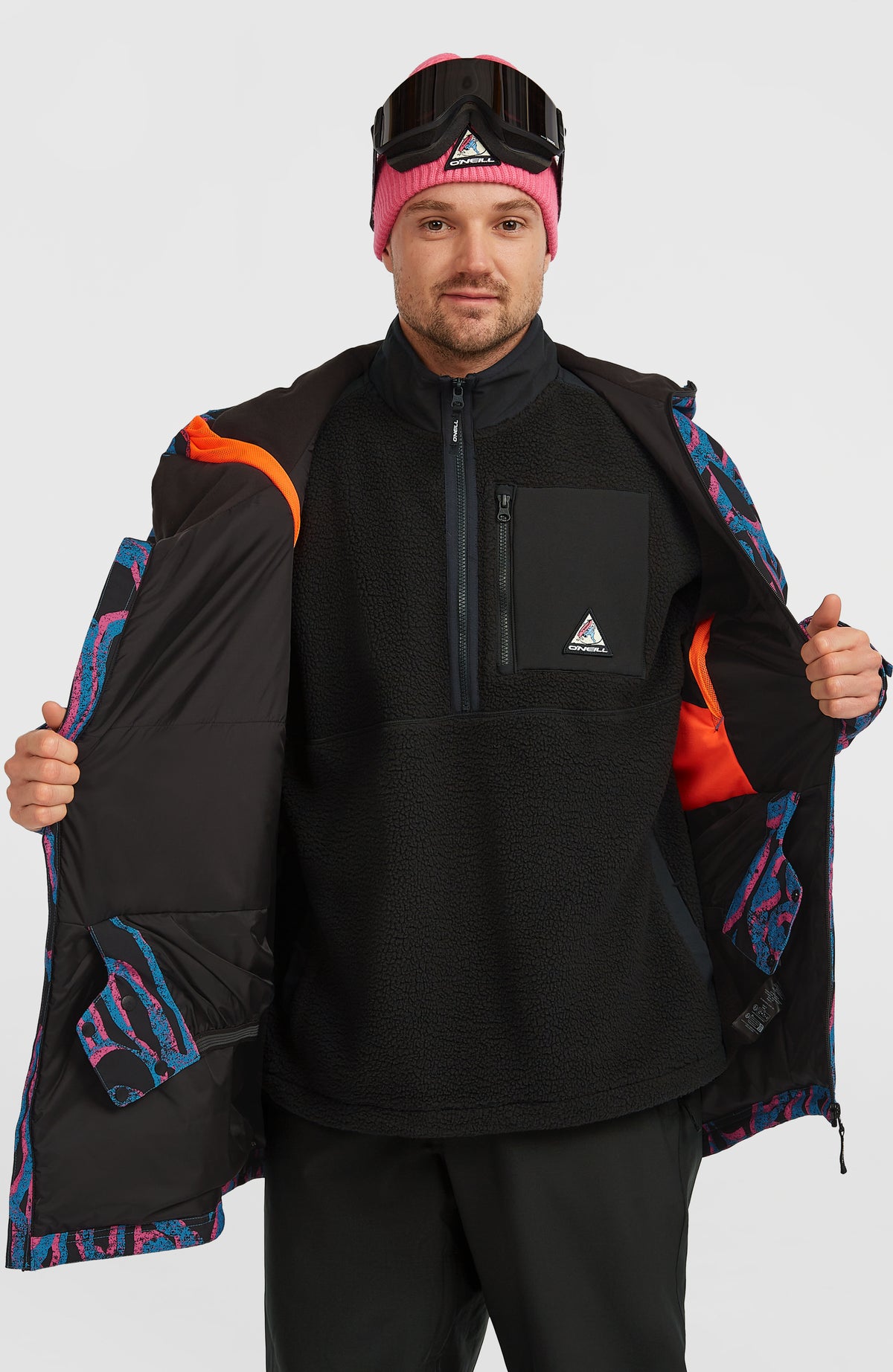 Pinke FWC'Play Asymmetric Ski- und Snowboardjacke für Herren, geöffnete Vorderansicht am Model