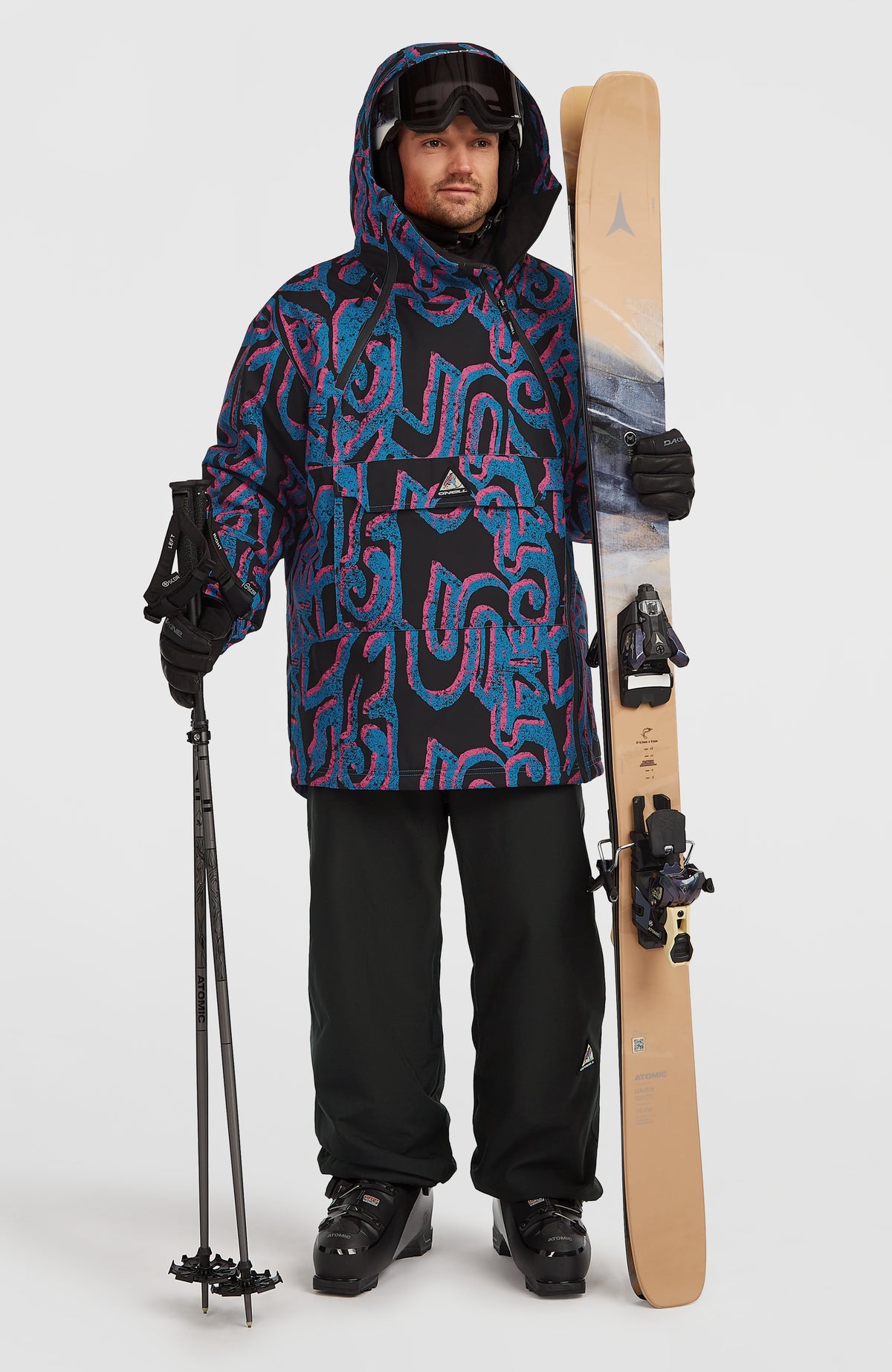 FWC'Play Asymmetric Ski- und Snowboardjacke für Herren in Pink, Ganzkörperansicht am Model mit Skiern