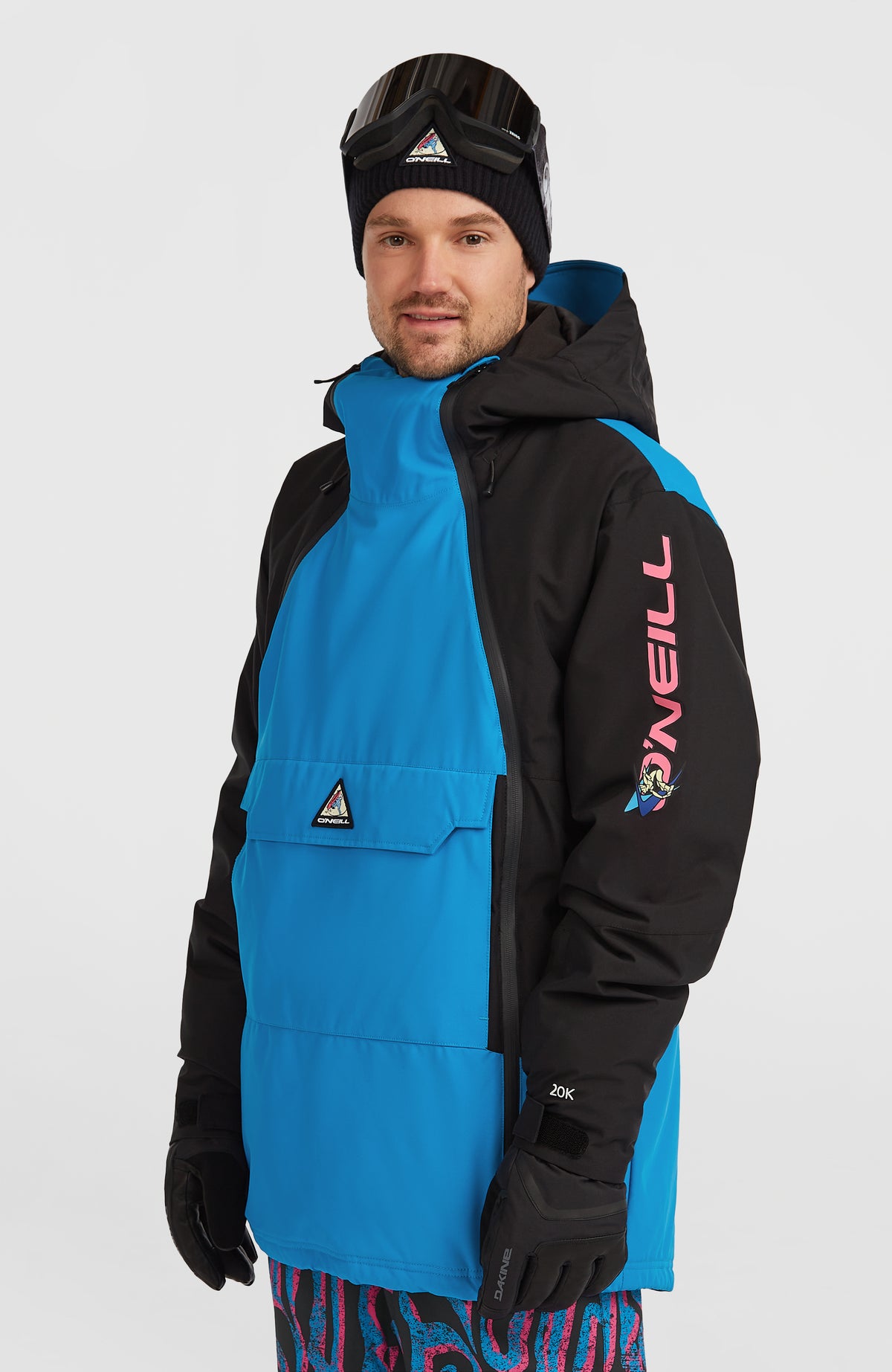 FWC'Play Asymmetric Ski- und Snowboardjacke für Herren, blau, Dreiviertelansicht am Model mit Ärmelprint