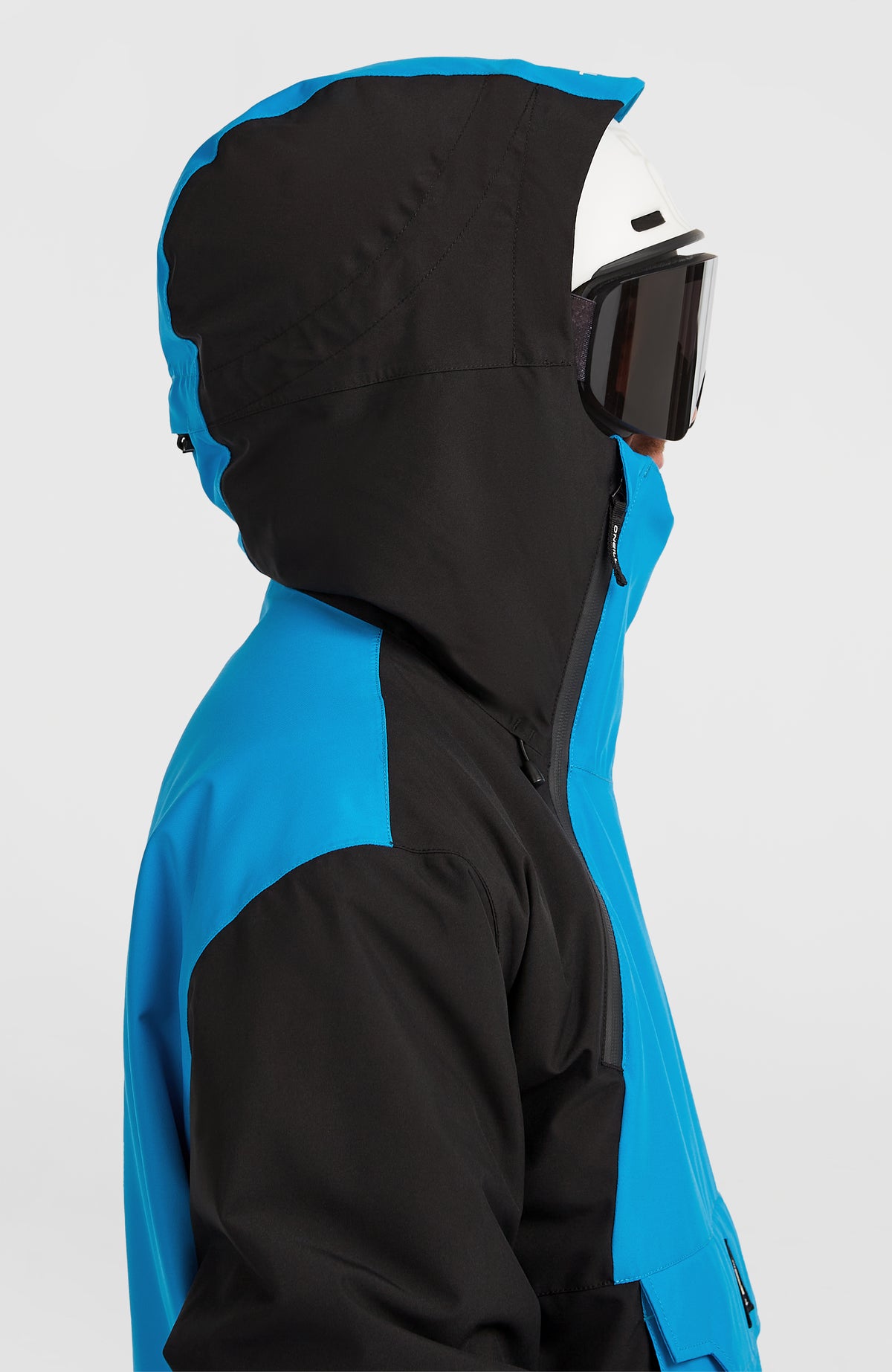 FWC'Play Asymmetric Ski- und Snowboardjacke für Herren, blau, Seitenansicht am Model mit Kapuze
