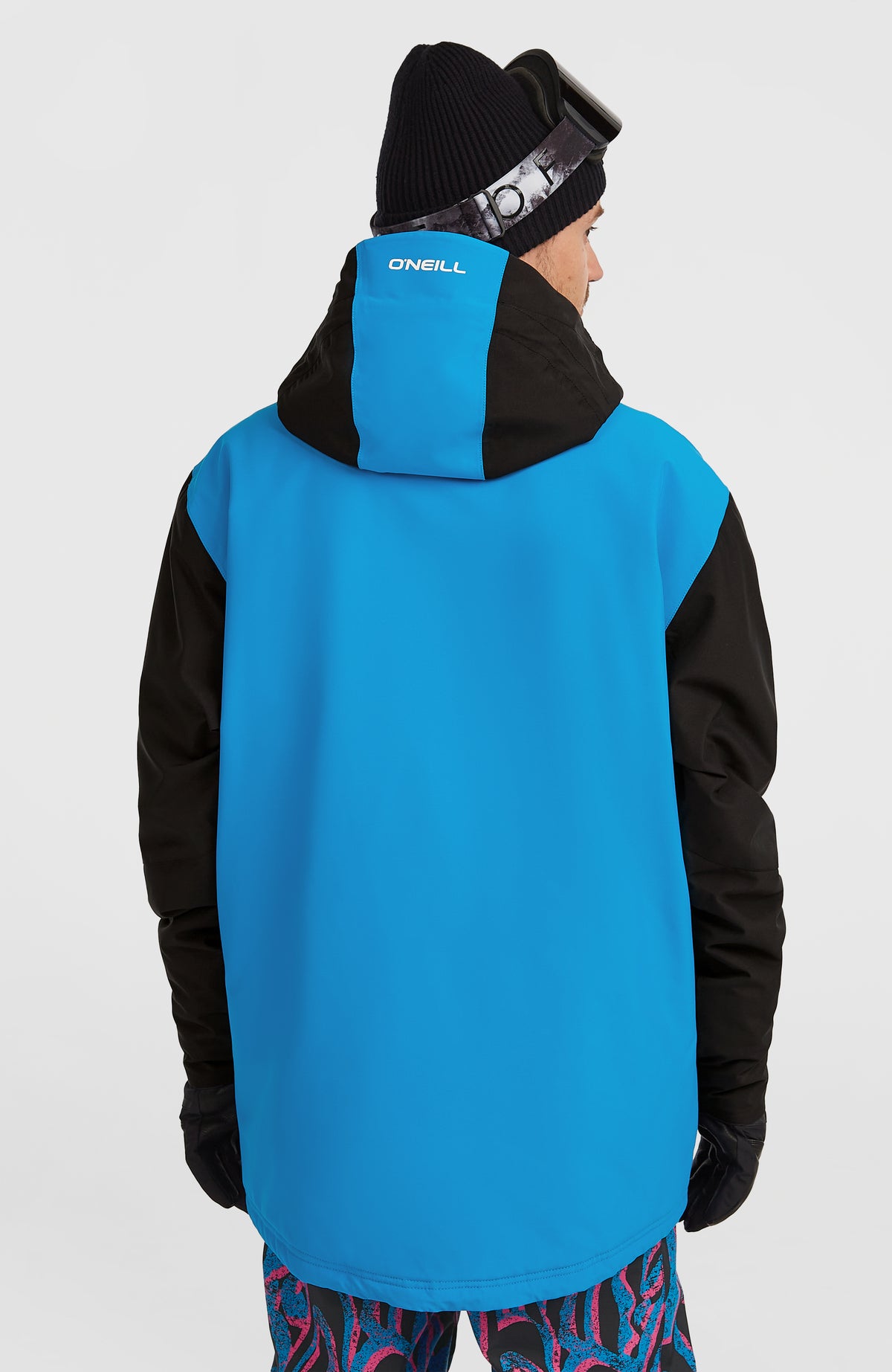 FWC'Play Asymmetric Ski- und Snowboardjacke für Herren, blau, Rückansicht getragen am Model mit Kapuze