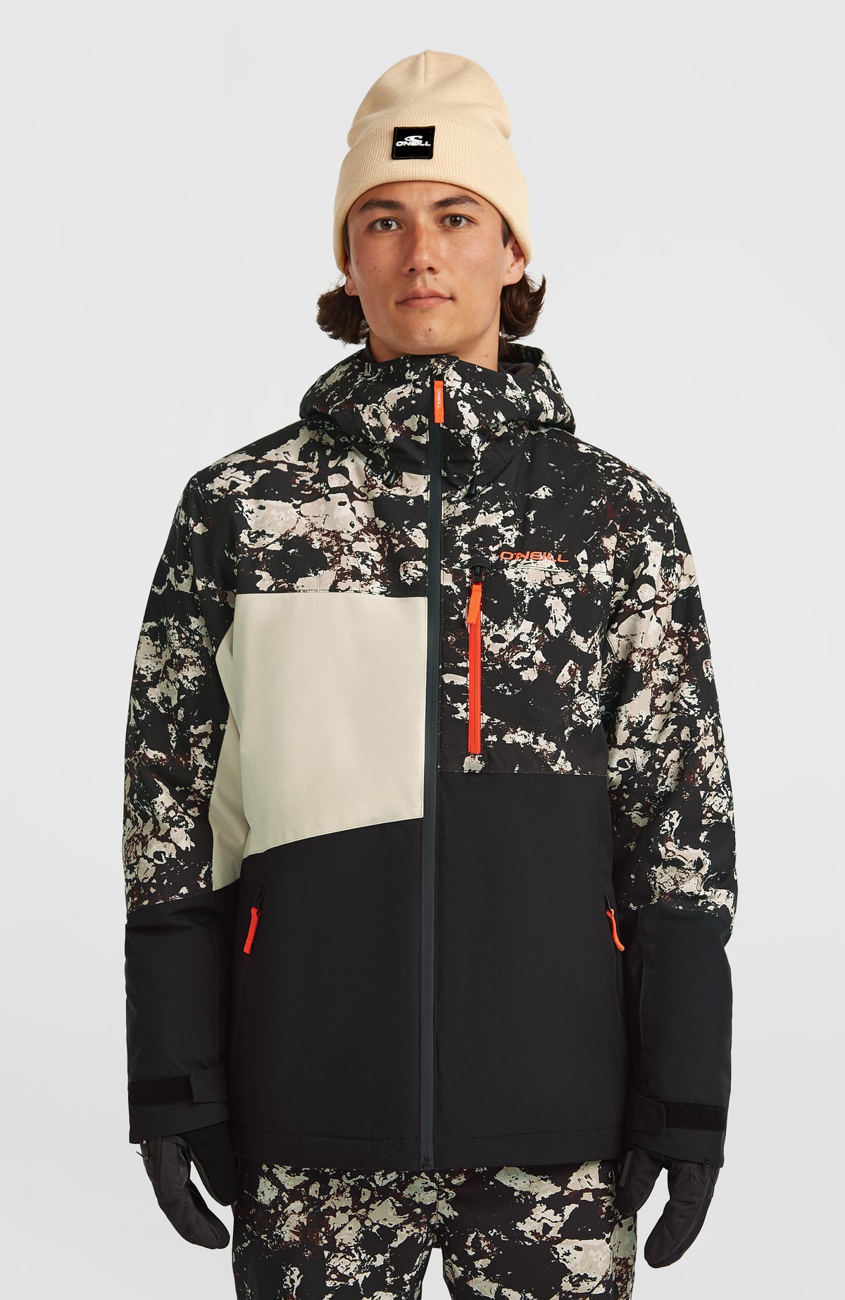 O'Neill FWC'Cruz Triple Skijacke für Herren, schwarz mit Allover-Muster in Beige, Vorderansicht am Model