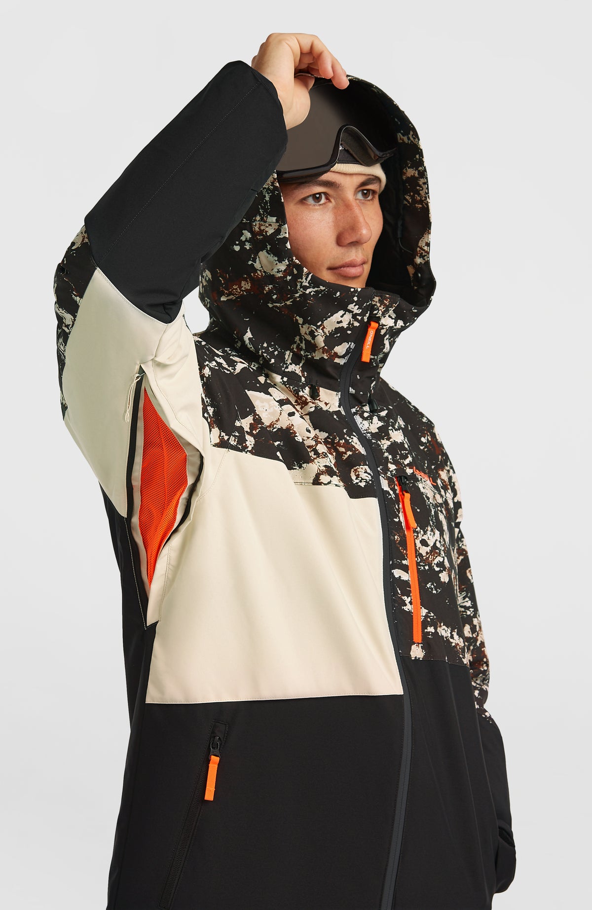 FWC'Cruz Triple Skijacke, schwarz mit Allover-Muster in Beige, Belüftungsreißverschluss unter dem Ärmel am Model