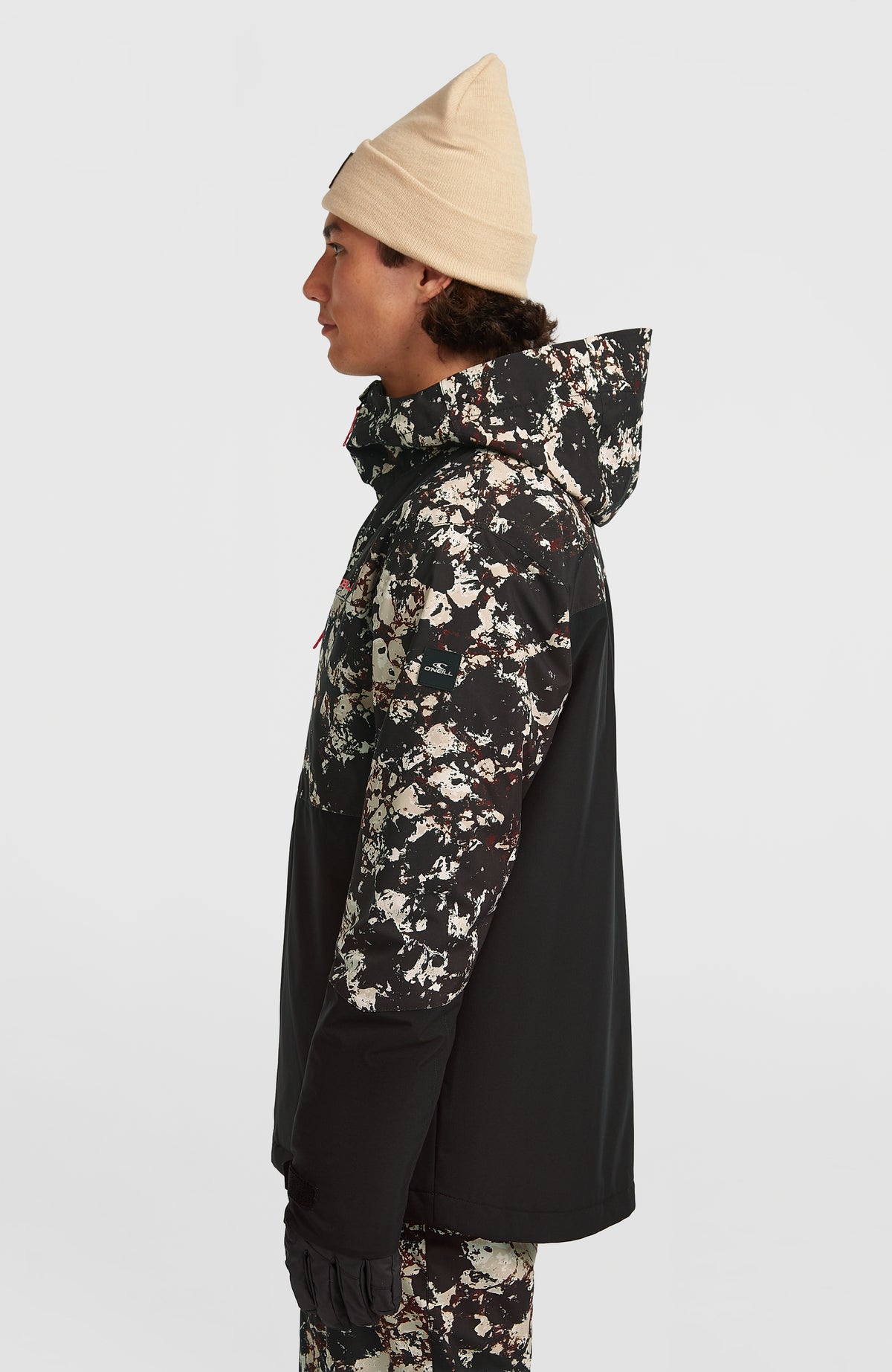FWC'Cruz Triple Skijacke für Herren, schwarz mit Allover-Muster in Beige, Seitenansicht mit Logo-Patch am Ärmel
