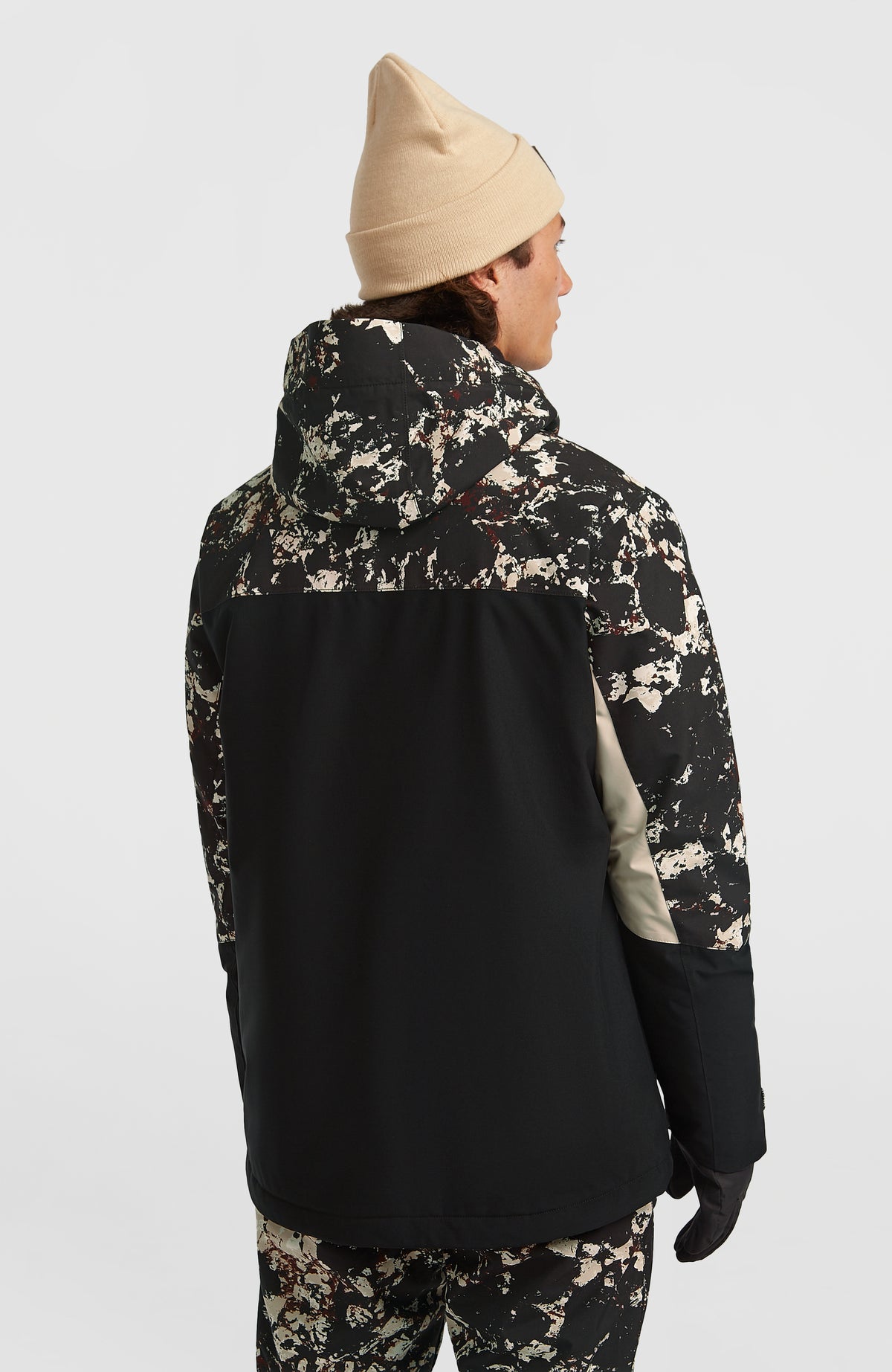 Schwarze FWC'Cruz Triple Skijacke für Herren mit Allover-Muster in Beige, Rückansicht am Model mit Kapuze