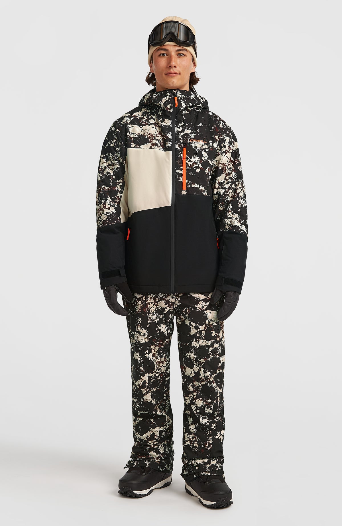 FWC'Cruz Triple Skijacke für Herren, schwarz mit Allover-Muster in Beige, Ganzkörperansicht am Model von vorne