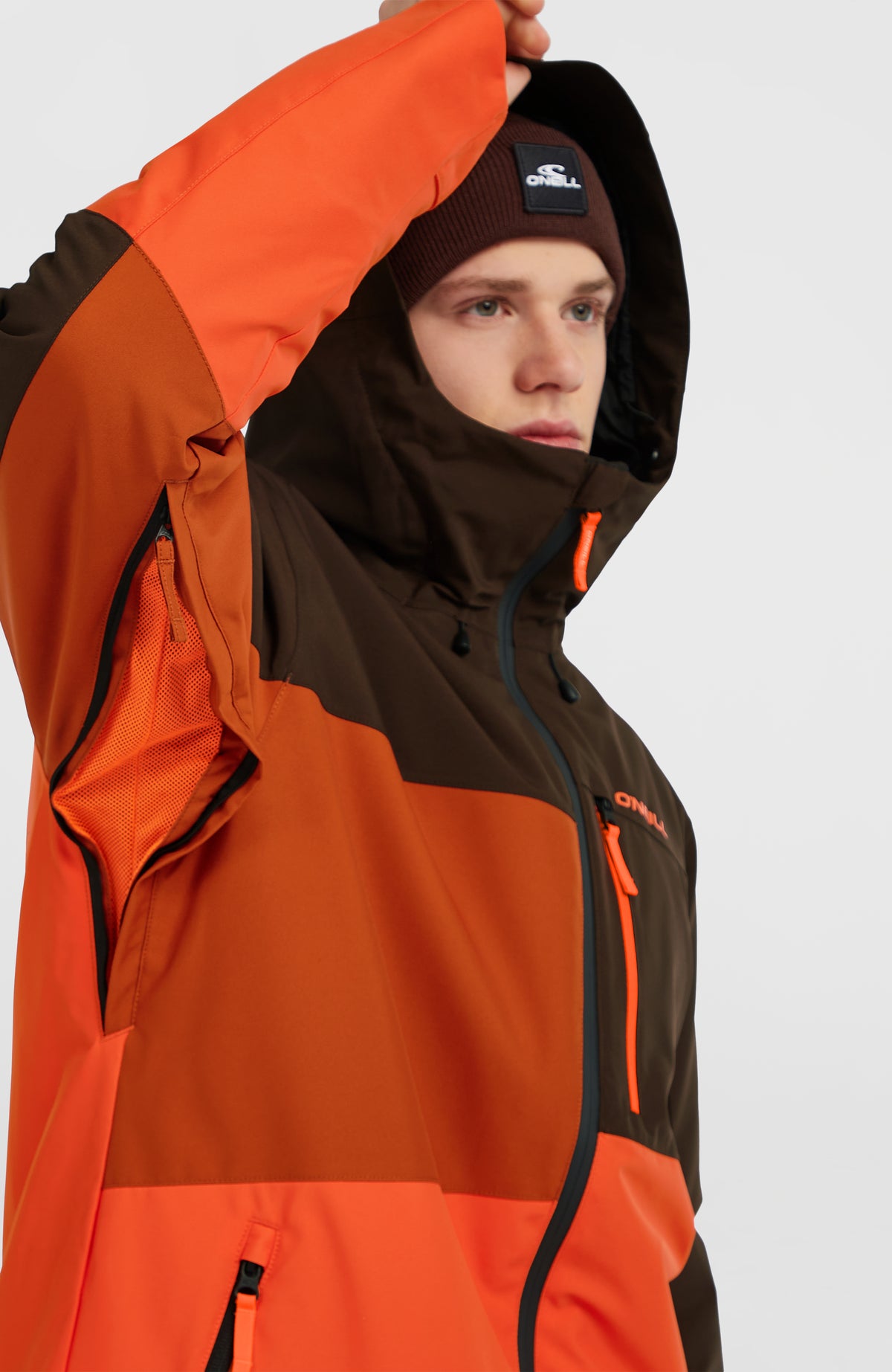 FWC'Cruz Triple Skijacke, braun, Detailansicht am Model mit geöffnetem Belüftungsreißverschluss