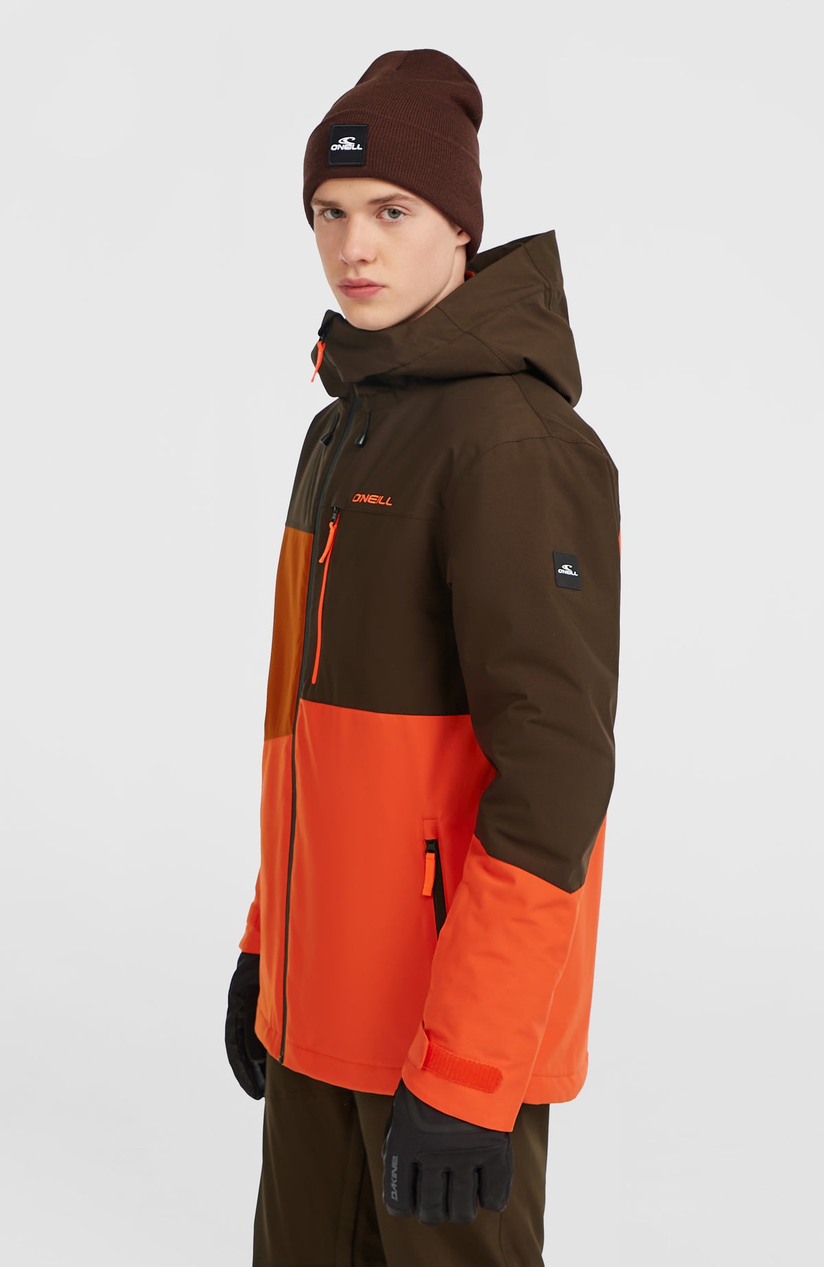 FWC'Cruz Triple Skijacke für Herren, braun, Halbprofilansicht am Model mit Brusttasche