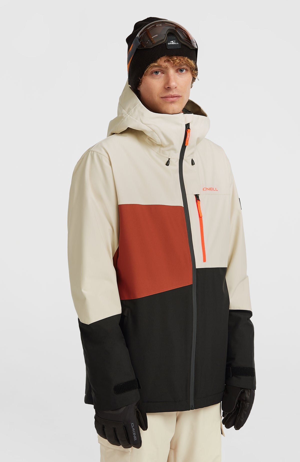 O'Neill FWC'Cruz Triple Skijacke für Herren, beige, getragen am Model, Vorderansicht mit Frontreißverschluss