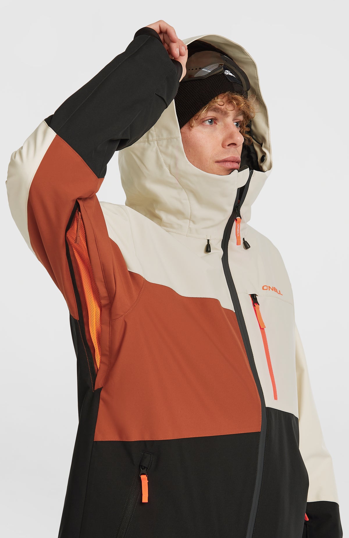 FWC'Cruz Triple Skijacke für Herren, beige, Halbprofil am Model, Belüftungsreißverschluss unter dem Ärmel