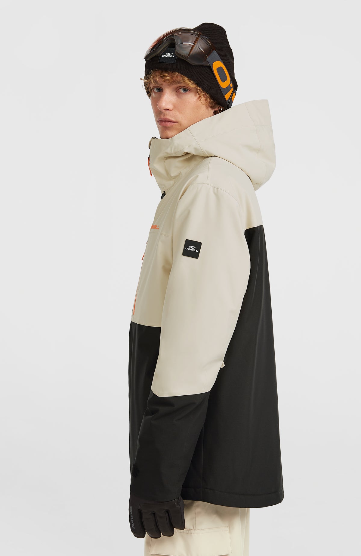 FWC'Cruz Triple Skijacke für Herren, beige, getragen am Model, Seitenansicht mit dunklem Logo-Patch am Ärmel