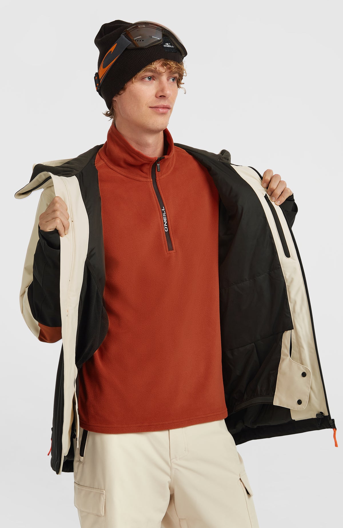 FWC'Cruz Triple Skijacke für Herren, beige, getragen am Model, geöffnete Jacke mit Blick auf das Innenfutter
