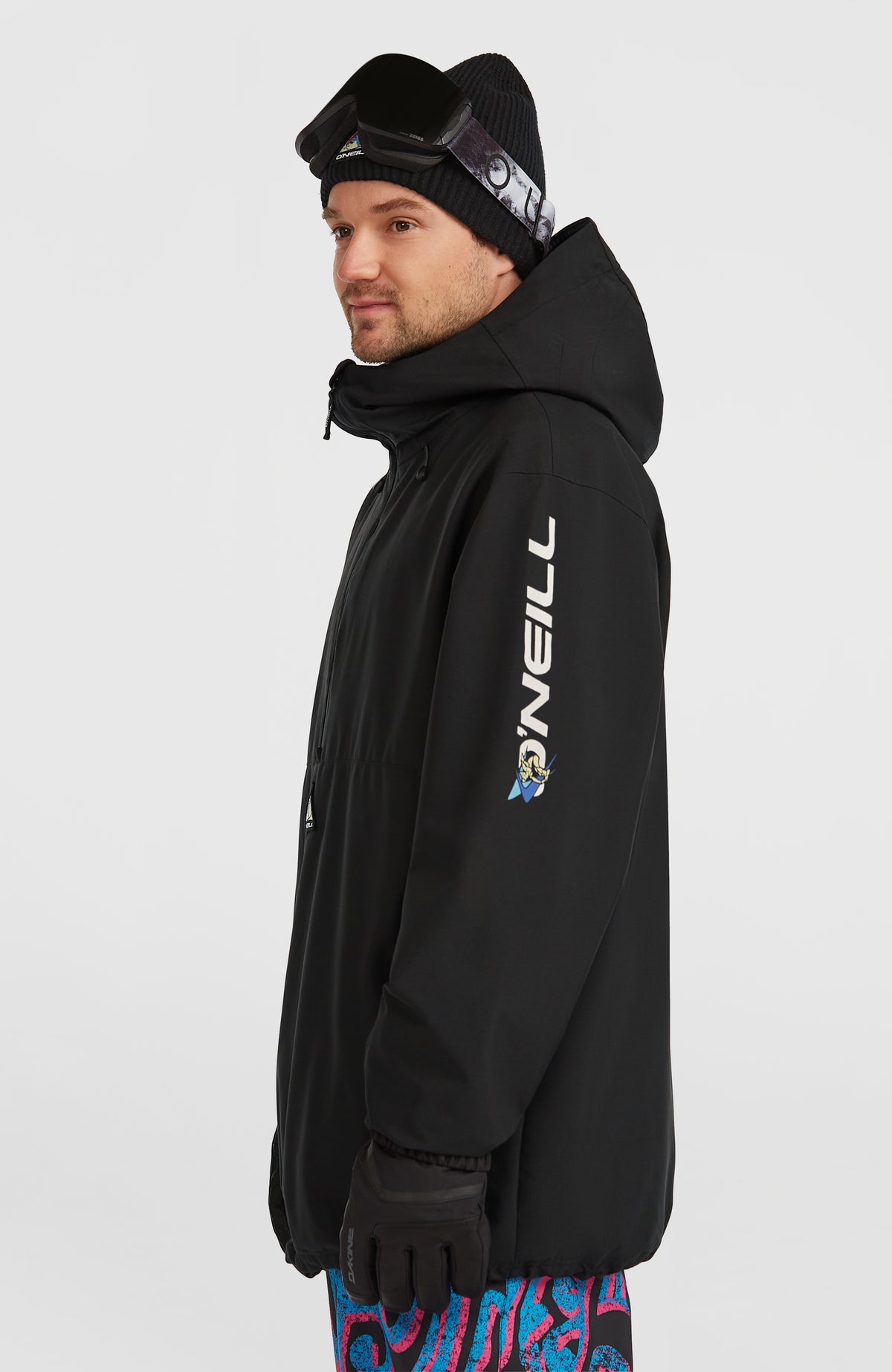 FWC'Play Park Ski- und Snowboardjacke für Herren, schwarz, Seitenansicht am Model mit Logo am Ärmel