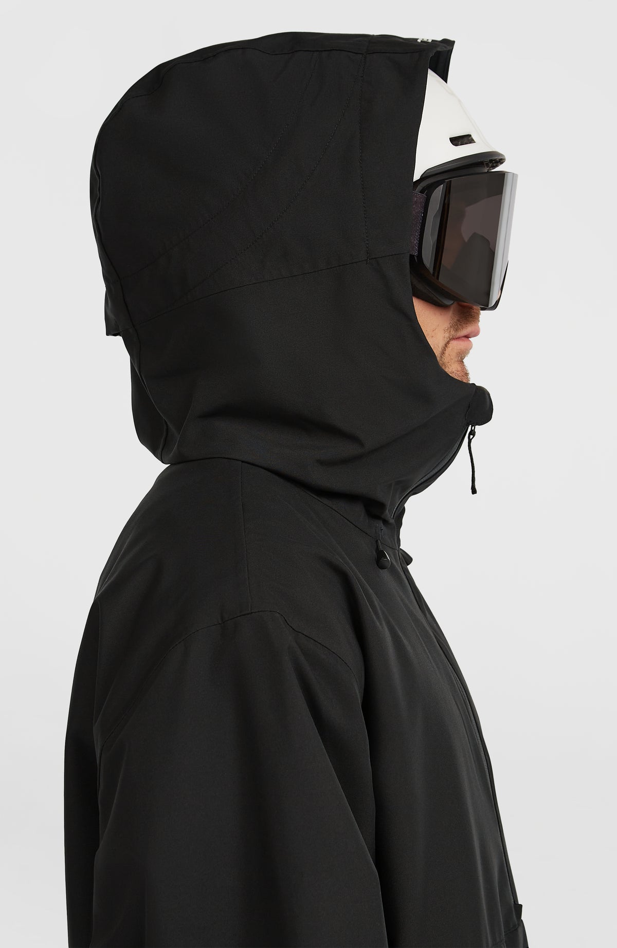 FWC'Play Park Ski- und Snowboardjacke für Herren, schwarz, Profilansicht am Model mit Kapuze