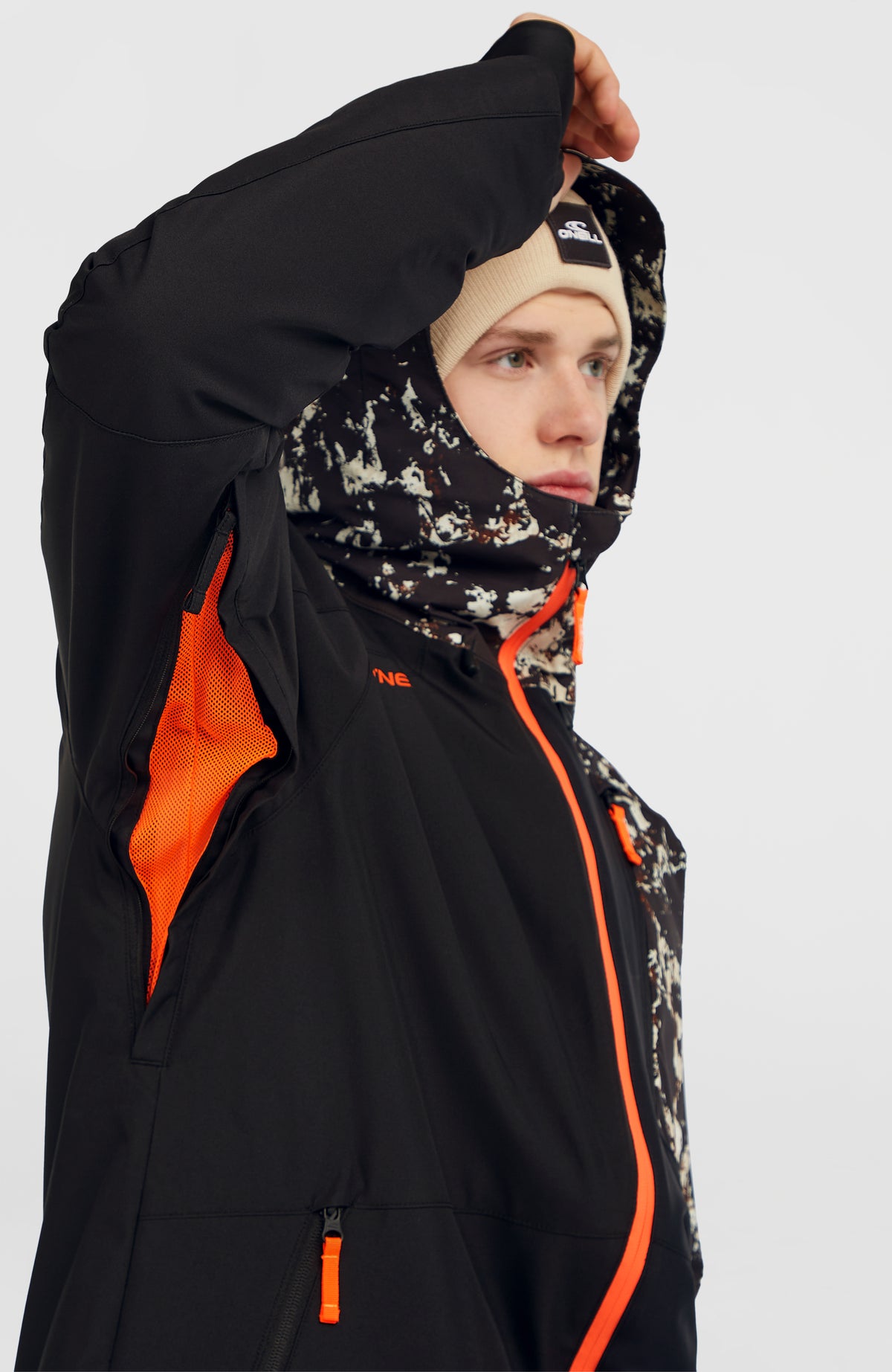 FWC'Cruz Block Skijacke für Herren, schwarz, Nahaufnahme der Belüftungsöffnung mit orangefarbenem Mesh am Model