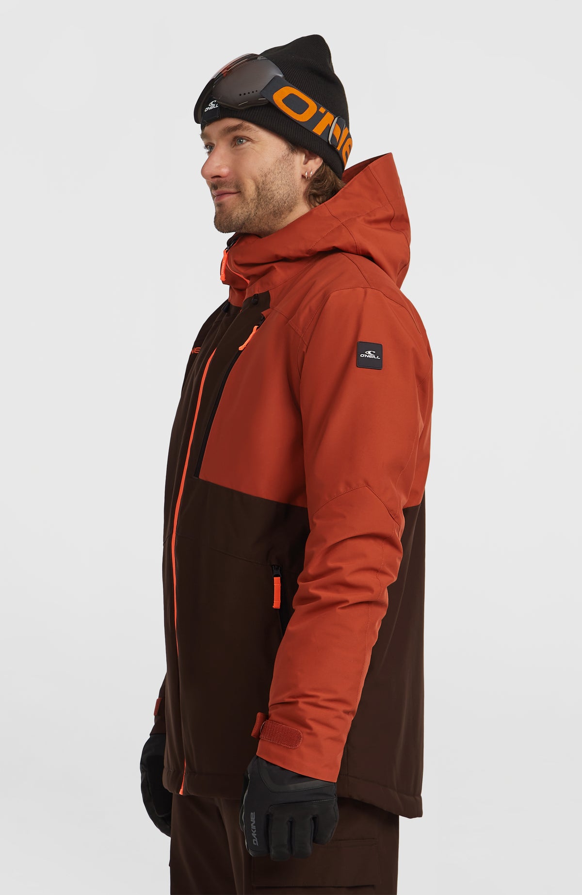 FWC'Cruz Block Skijacke für Herren, braun, Seitenansicht getragen am Model mit Logo-Patch am linken Ärmel