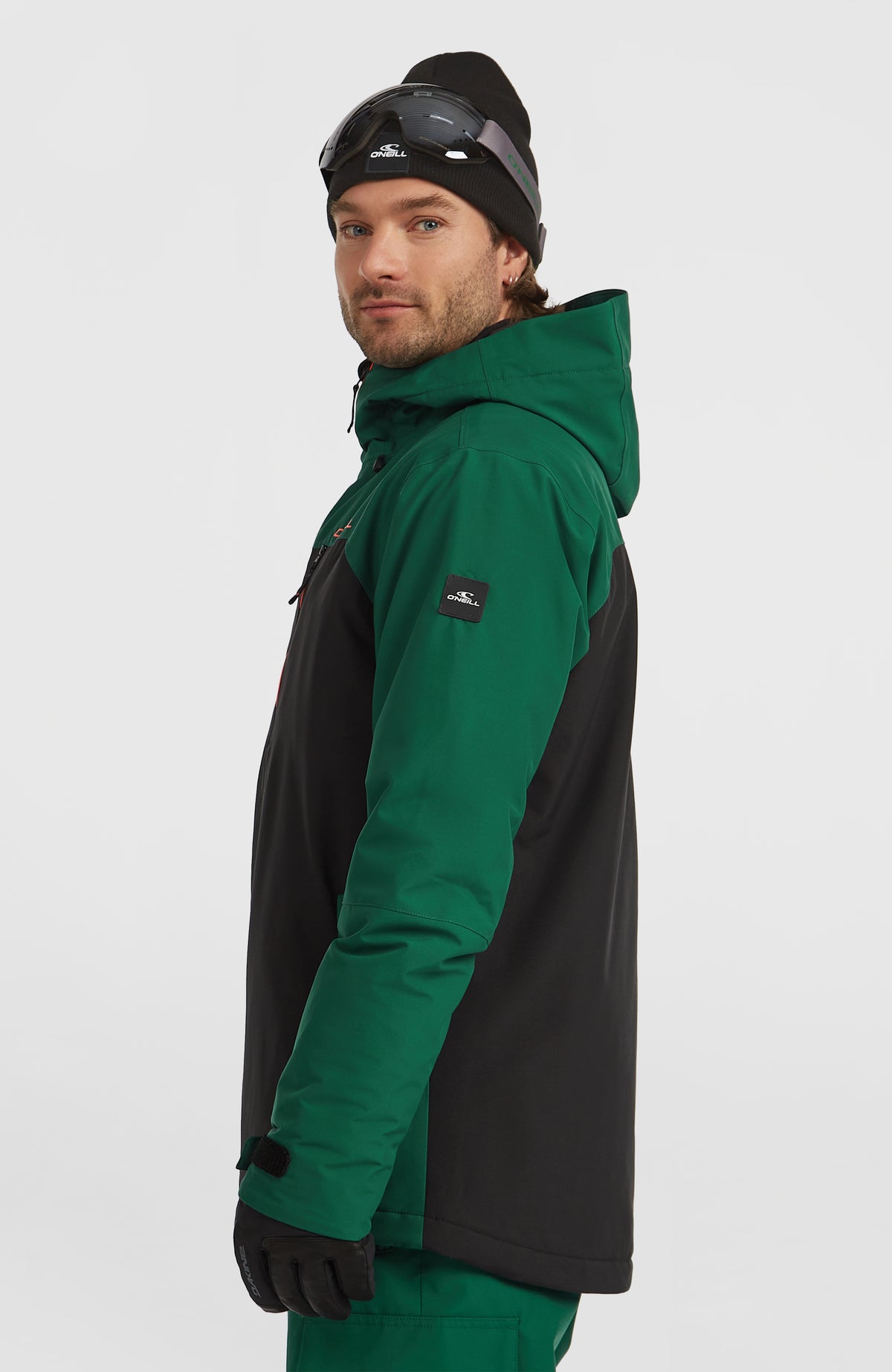 FWC'Cruz Duo Skijacke für Herren, grün, Seitenansicht am Model mit Logo-Patch am Ärmel