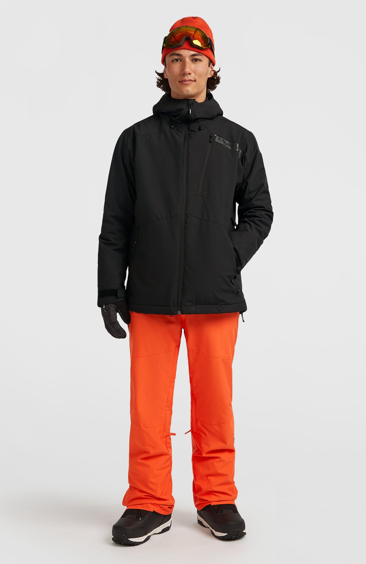FWC'Cruz Skijacke für Herren, schwarz, frontale Ganzkörperansicht getragen am Model mit Skibrille und Mütze
