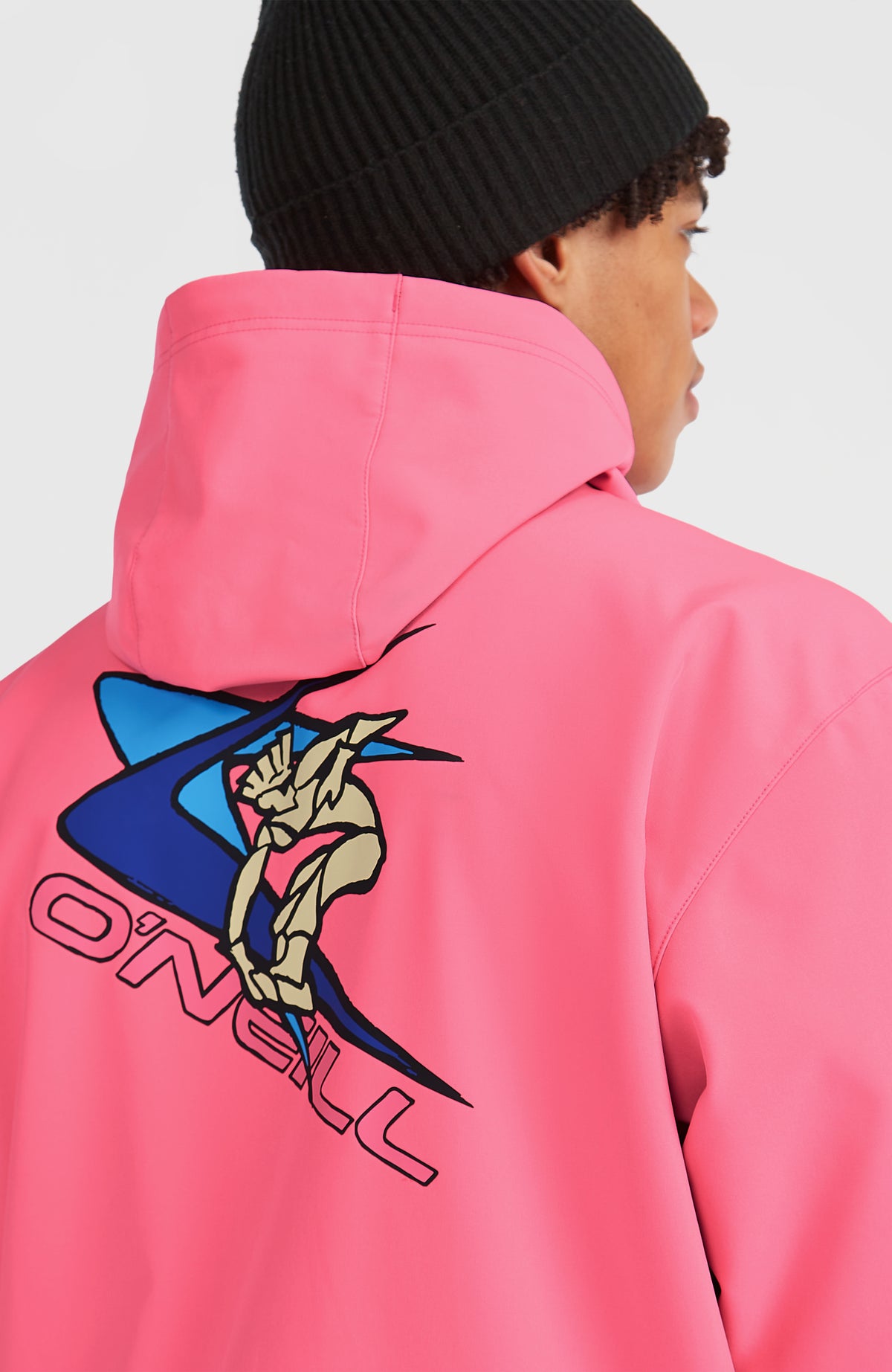 FWC'Play Softshell-Hoodie für Herren in Pink, Detailansicht der Rückseite am Model mit großem Logo-Print