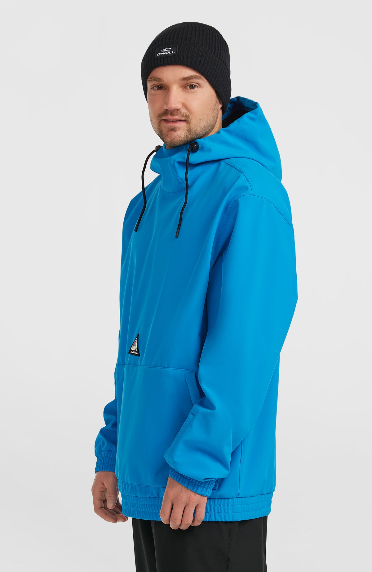 FWC'Play Softshell-Hoodie für Herren, blau, Dreiviertelansicht am Model mit verstellbarem Kapuzenkordelzug
