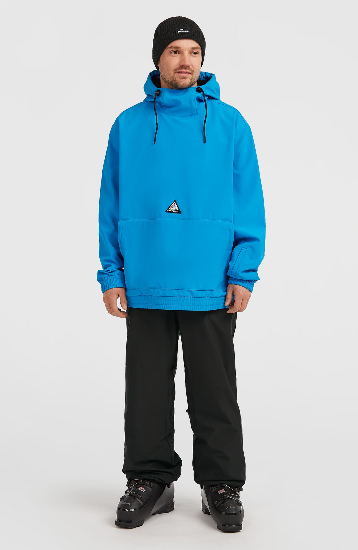 FWC'Play Softshell-Hoodie für Herren, blau, Ganzkörperansicht von vorne am Model mit elastischen Bündchen