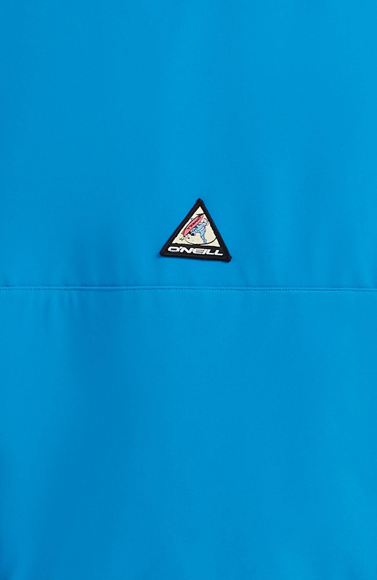 Nahaufnahme des dreieckigen Logo-Patches auf der Vorderseite des blauen FWC'Play Softshell-Hoodies für Herren