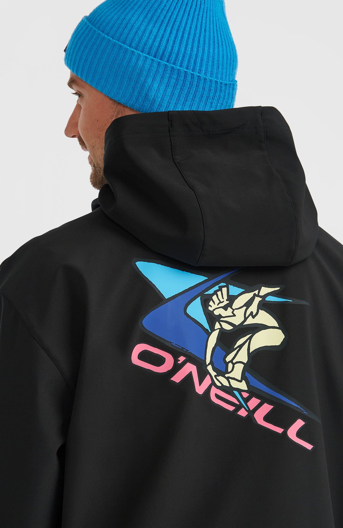 FWC'Play Softshell-Hoodie für Herren, schwarz, Rückansicht am Model mit großem Retro-Print auf dem Rücken