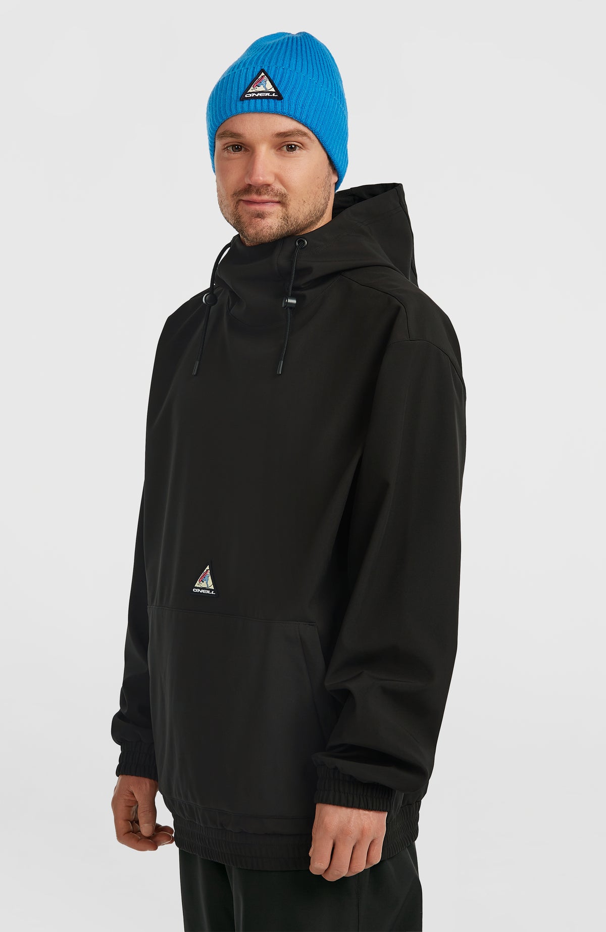 FWC'Play Softshell-Hoodie für Herren, schwarz, Halbprofilansicht am Model mit elastischem Saum und Bündchen
