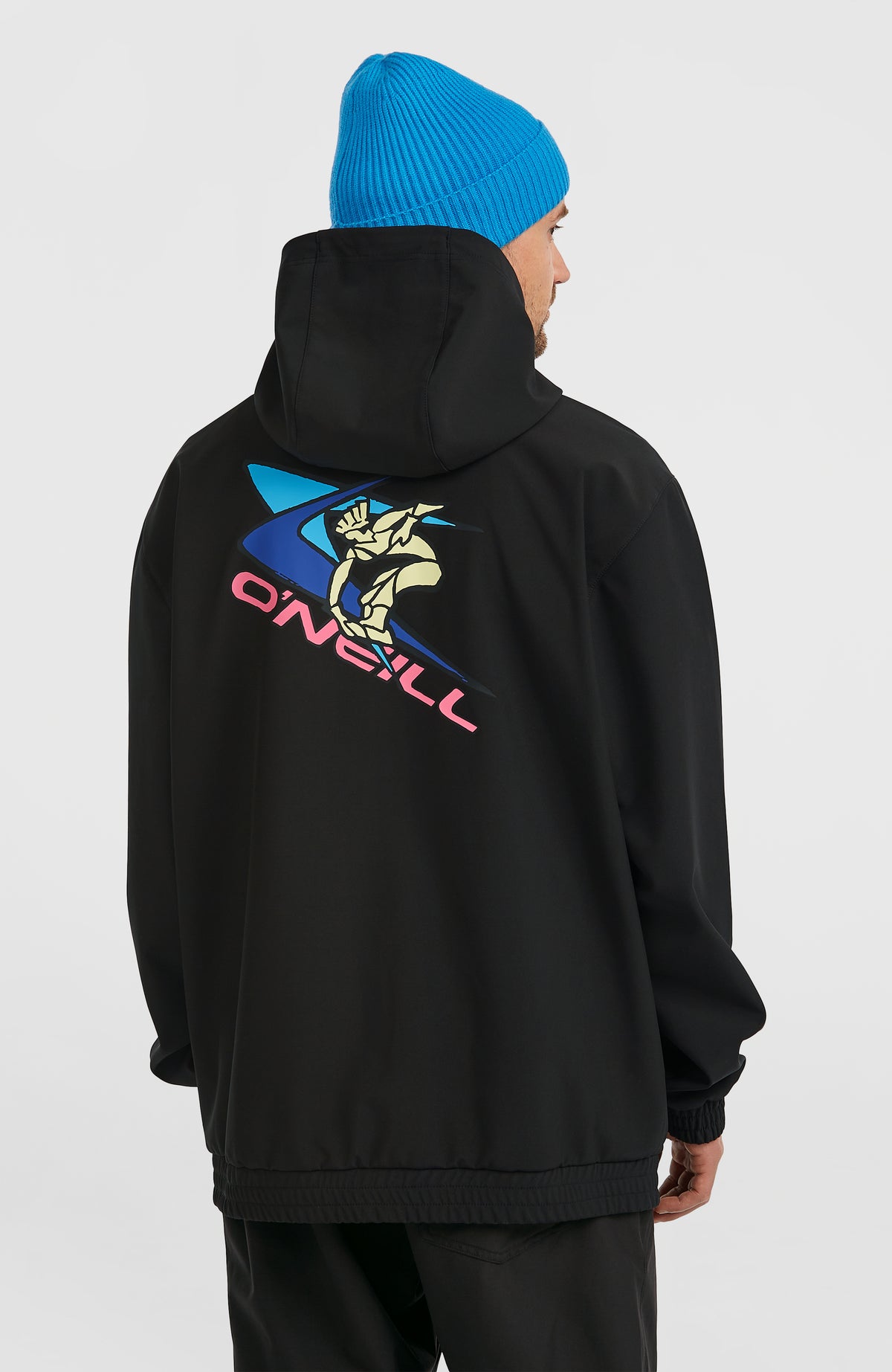 FWC'Play Softshell-Hoodie für Herren, schwarz, vollständige Rückansicht am Model mit buntem Rückenprint