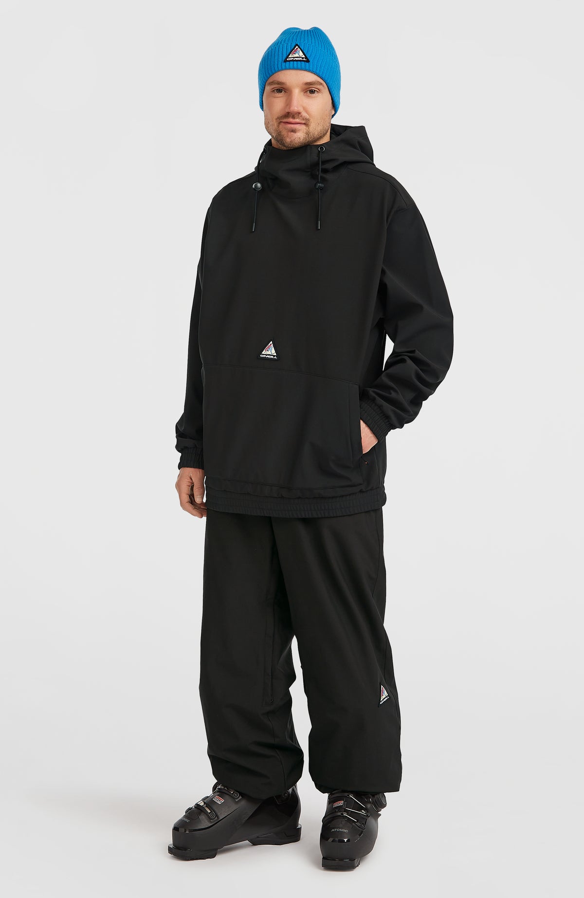 FWC'Play Softshell-Hoodie für Herren, schwarz, Ganzkörperansicht am Model mit Kapuze und Eingrifftasche