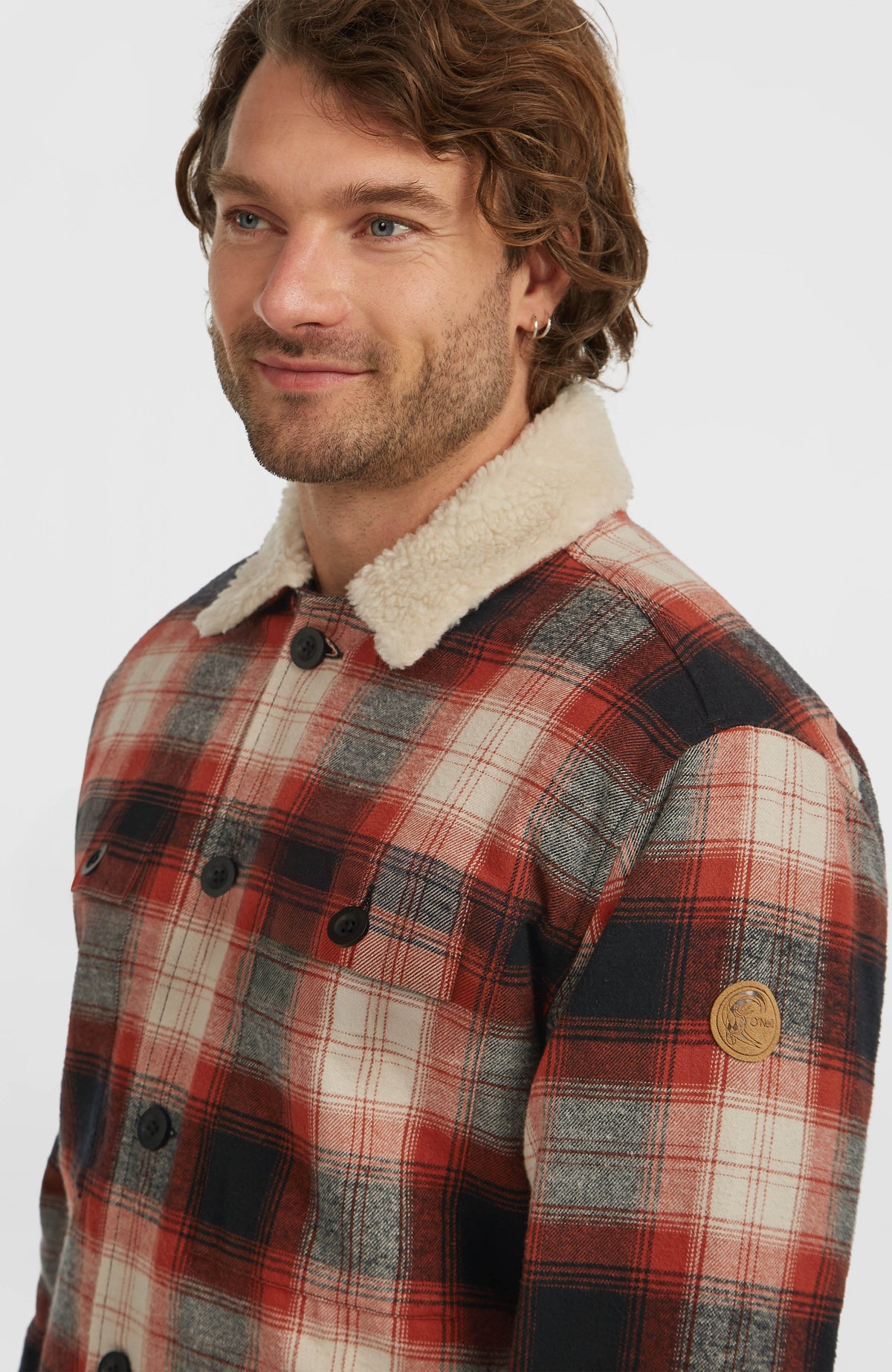O'Riginals Jacke mit Fleecefutter, rot mit Karomuster, Nahaufnahme von Kragen und Logo-Aufnäher am Ärmel