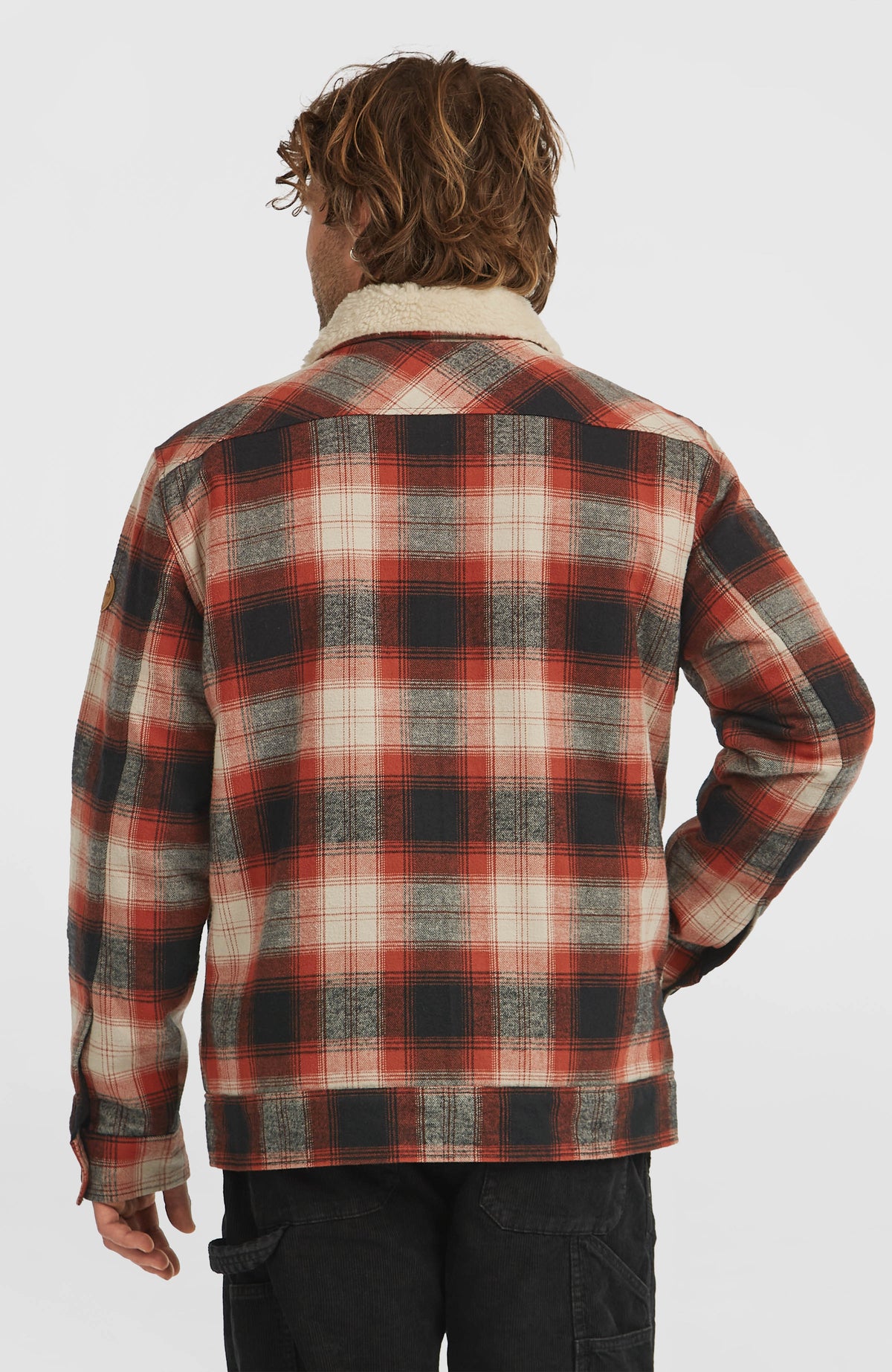 O'Riginals Jacke mit Fleecefutter für Herren, rot mit Karomuster in Schwarz und Cremeweiß, Rückansicht am Model