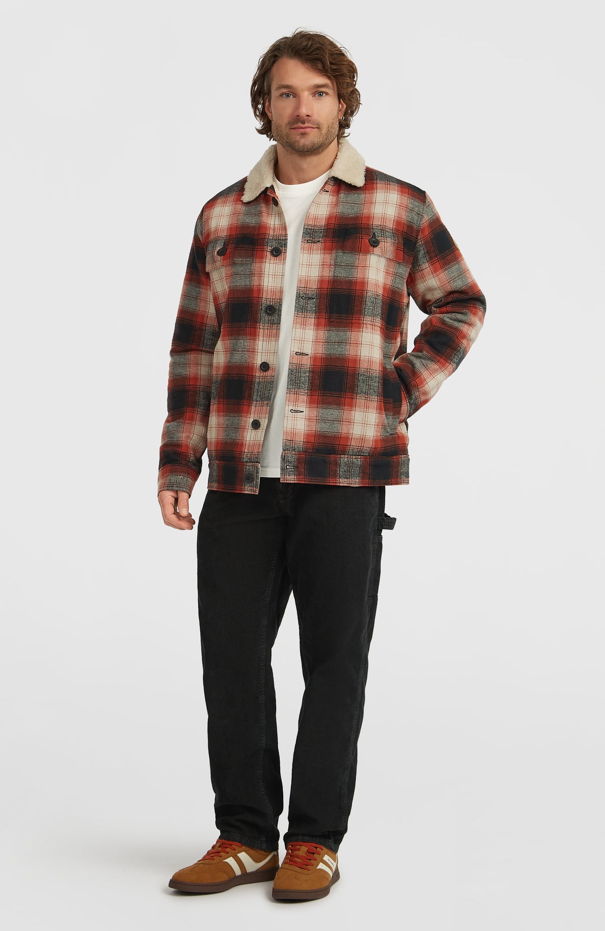 O'Riginals Jacke mit Fleecefutter für Herren, rot mit Karomuster in Schwarz und Cremeweiß, Ganzkörperansicht am Model