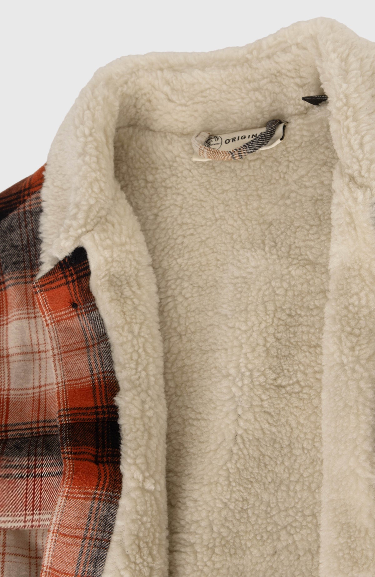 O'Riginals Jacke mit Fleecefutter, rot mit Karomuster, Nahaufnahme des Innenfutters mit Kragen und Label