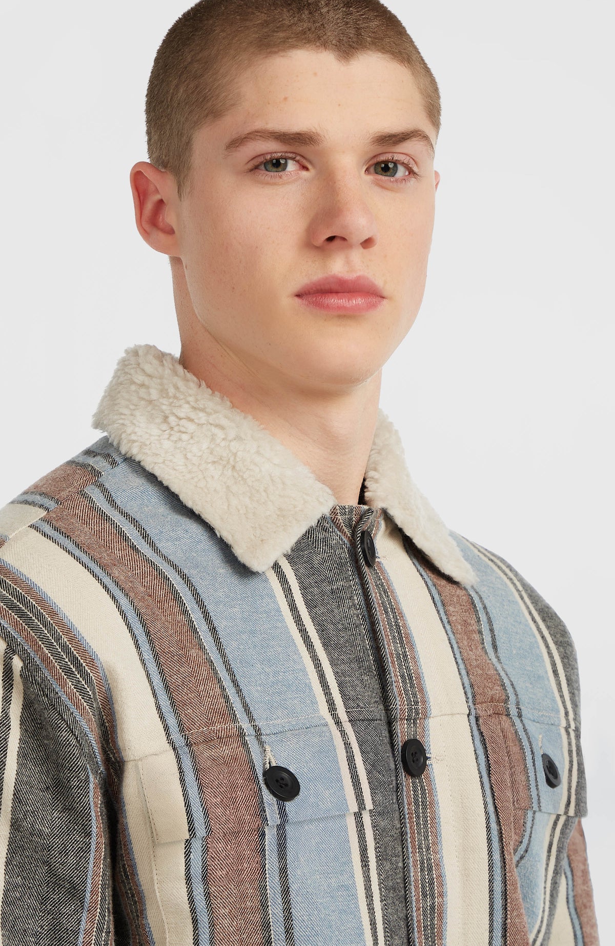 O'Riginals Jacke mit Fleecefutter, blau mit Streifenmuster in Braun, Nahaufnahme von Kragen und Knopfleiste
