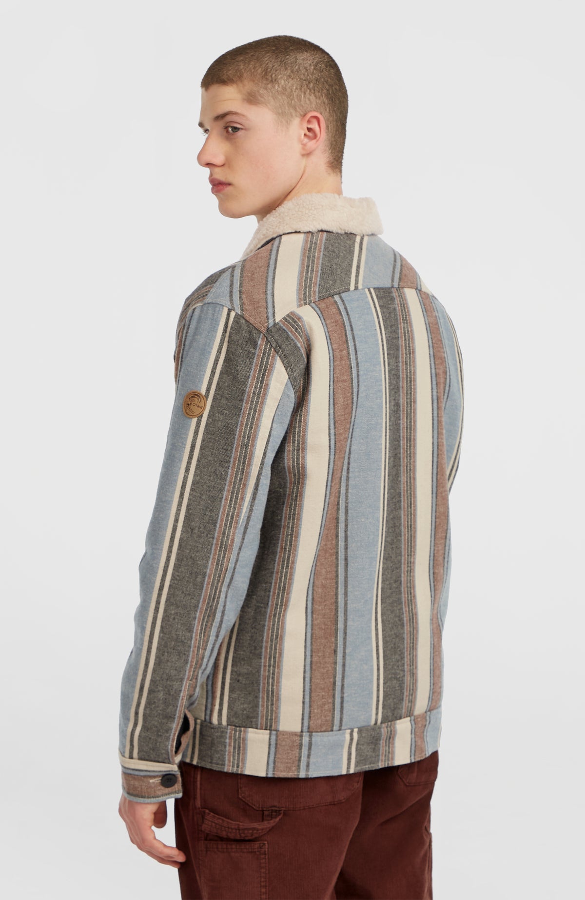 O'Riginals Jacke mit Fleecefutter für Herren, blau mit Streifenmuster in Braun, Rückansicht am Model