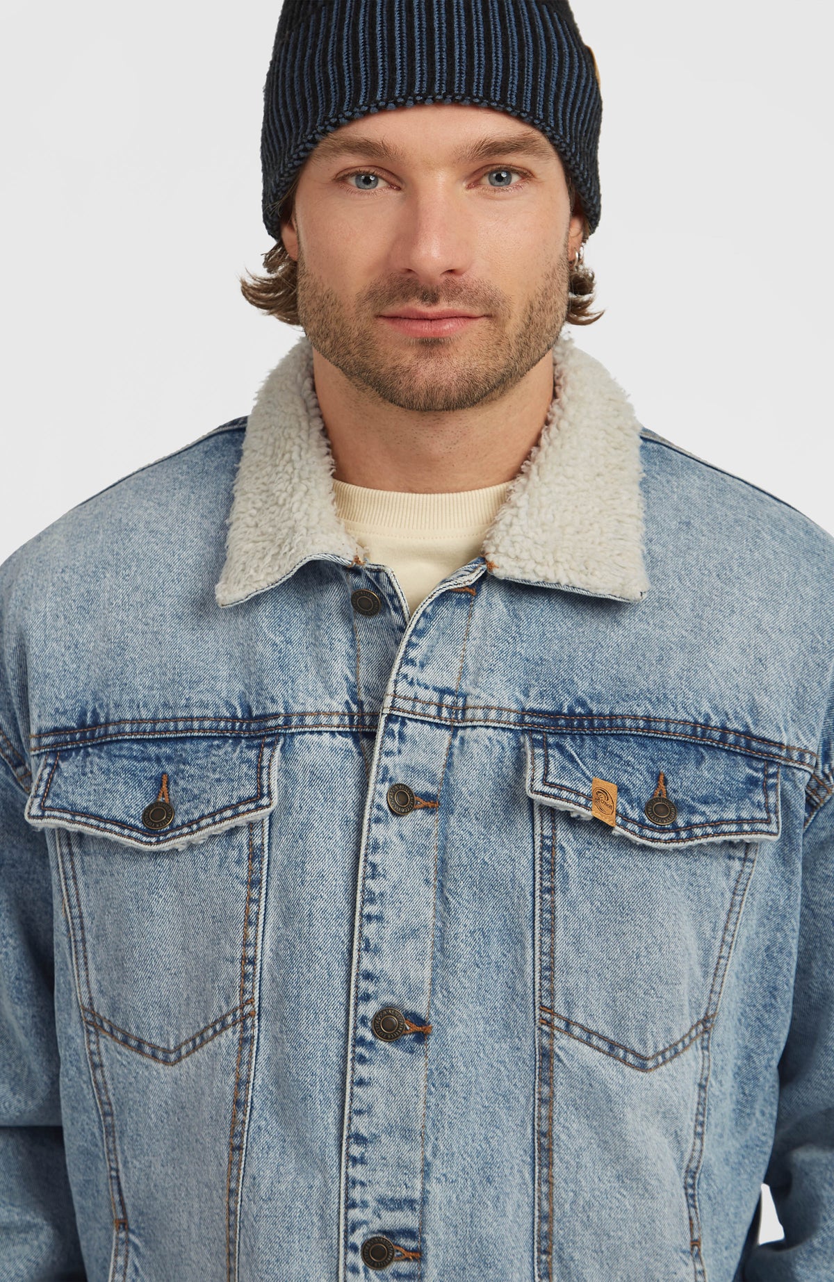 O'Riginals Jeansjacke für Herren, blau, Nahaufnahme am Model mit hellem Kragen und Brusttaschen